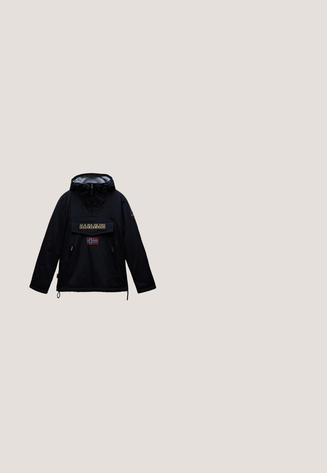 Chaqueta negra de nailon con capucha, que cuenta con un destacado bolsillo con cremallera, un logo bordado y un parche de la bandera noruega. Tejido texturizado, dobladillo ajustable.; Sudadera pullover de color azul marino con cuello alto, cremallera en el cuello y un diseño de puños ajustados. Presenta un logotipo sutil en el pecho.; Camiseta de algodón gris con mangas cortas y cuello redondo, con un pequeño logo cuadrado negro en el pecho y texto debajo.; Pantalones de chándal negros hechos de una tela suave. Cuentan con una cinturilla elástica con cordón, puños elásticos y un pequeño logo blanco en el muslo.; Botas de senderismo beige y negras con cordones elásticos, tejido texturizado y una suela blanca moteada. Poseen un diseño de tobillo alto para mayor soporte.; Riñonera negra de nylon duradero con un gran compartimento principal con cremallera y un bolsillo frontal. Presenta un parche con el logo y una correa ajustable.