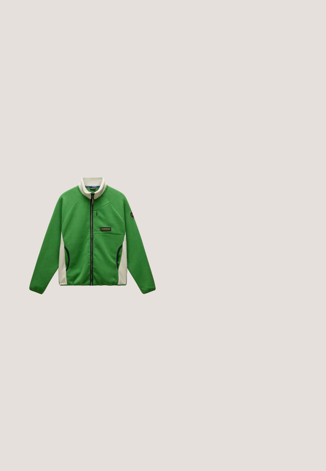 Chaqueta de forro polar verde con detalles en crema, cuello alto, cremallera completa y herrajes en negro. Presenta bolsillos laterales y un parche de logo.; Camiseta de algodón verde con escote redondo. Presenta un estampado gráfico en blanco que dice "Ellesse 1959 Club di Corsa" en el lado izquierdo del pecho.; Pantalones cortos cargo verdes con cinturilla elástica, bolsillos delanteros y un bolsillo lateral cargo. Hechos de tela suave y ligera.; Zapatilla deportiva negra y verde neón con suela texturizada y diseño de cordones, con un logo de la marca en el lado.; Bolso bandolera verde con correa negra, bolsillo frontal con cremallera y logo azul de "Calvin Klein" sobre un fondo liso.; Pulsera de cadena plateada con un charm con el logo de un cocodrilo verde y cierre de langosta sobre un fondo gris claro.
