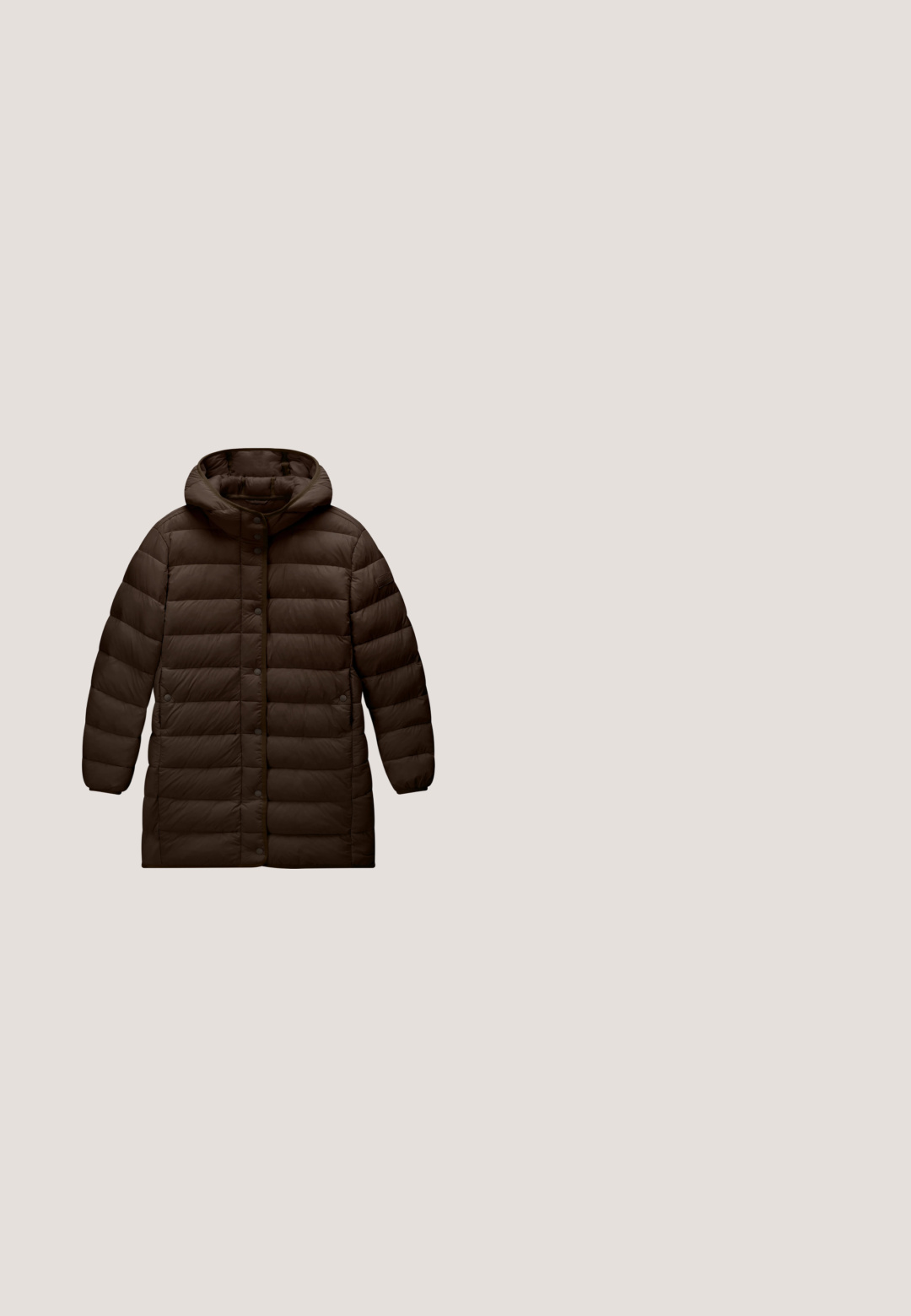 Abrigo de invierno largo acolchado de color marrón oscuro con capucha, botones a presión delanteros y acolchado horizontal, mostrado sobre fondo blanco.; Suéter de cuello redondo en naranja quemado con cuello, puños y dobladillo acanalados, dispuesto plano sobre fondo blanco.; Camiseta de algodón de manga corta color naranja quemado, lisa, con cuello redondo y pequeño logo bordado en el lado izquierdo del pecho.; Jeans de mezclilla negra con pierna recta, diseño de cinco bolsillos y cierre de botón. La tela tiene una textura suave y costuras mínimamente visibles.; Zapatillas con una parte superior de tejido beige y acentos de ante marrón, un acolchado de piel de pelo suave en el collar, y una suela de goma con un patrón texturizado.; Bolso tote marrón y beige con asas negras, correa frontal con hebilla, cordones laterales y una etiqueta roja con el logo blanco de "mtng." en la parte inferior derecha.