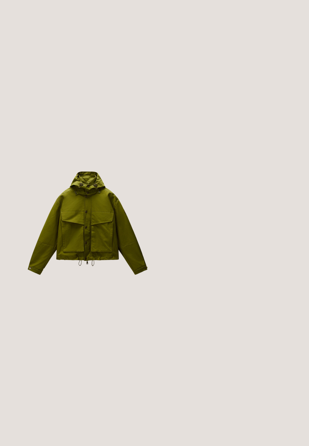 Olivengroene jas met capuchon, lange mouwen, knopen aan de voorkant, twee grote voorzakken en verstelbare trekkoorden in de zoom en capuchon.; Groene pullover met kwartrits, geribde manchetten en zoom, klein logo op de linkerborst en een opstaande kraag.; Groen shirt met lange mouwen met een ombre van groen naar donkerbruin, met een golvend spiraalvormig zonontwerp in het midden van de borst, ronde hals en geribbelde boorden.; Beige, vervaagde Wrangler jeans met rechte pijpen, vijf zakken en koperen klinknageldetails, plat liggend op een witte achtergrond.; Bruine leren enkellaarzen met een gestructureerde afwerking, tan kleurige stoffen boord, zwarte rubberen zool en bruine veters. Timberland-logo ingedrukt op de zijkant.; Rechthoekige bruine canvas duffeltas met groene handvatten en schouderriem, ritssluiting hoofdvak en leren patch aan de voorkant in het midden.