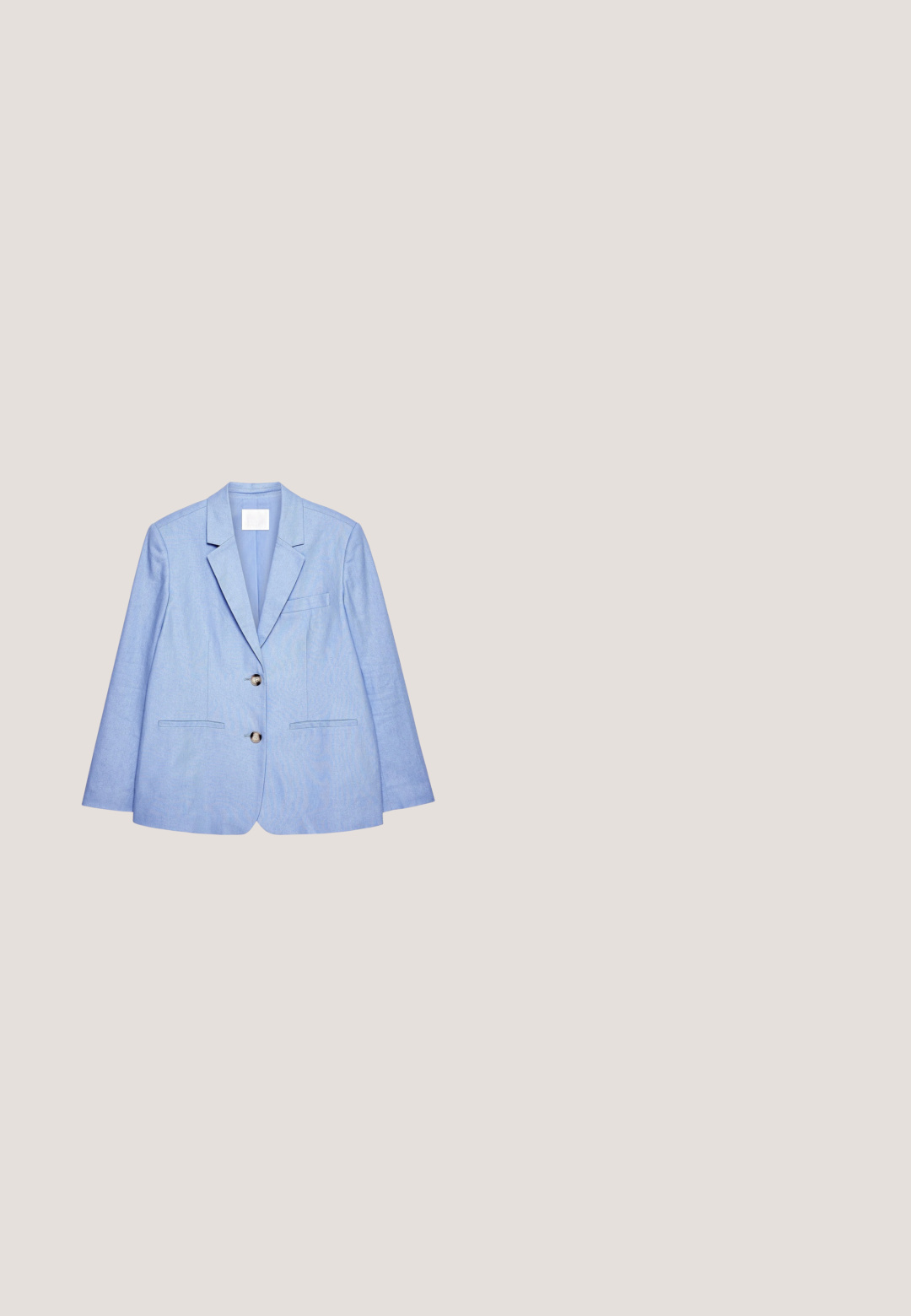 Svetlomodrý blazer z hladkej tkaniny, s vystrihnutým golierom, dvoma prednými vreckami a s dvoma gombíkmi vpredu.; Svetlomodré šaty bez rukávov, s textúrovanou látkou a 3D kvetinovými aplikáciami, zberaným pásom a detaily v tvare kľúčovej dierky na chrbte.; Biela lodička s vysokým podpätkom a špicatou špičkou, s dekoratívnou mašľou na boku a úzkym štíhlym podpätkom.; Oválne okuliare na slnko so zlatými kovovými rámami a hnedými tónovanými sklami, vybavené tenkými ramenami s tmavohnedými koncovkami na stranách.; Biela mäkká kabelka na zachytenie s retiazkou zo zlatého kovu zdobená priehľadnými drahokamami, na jednoduchom svetlosivom pozadí.; Súprava náhrdelníka a náramku v zlatom tóne s čistými kryštálovými kvetinovými a listovými motívmi, oba s nastaviteľnými retiazkovými zapínaniami na bielom pozadí.