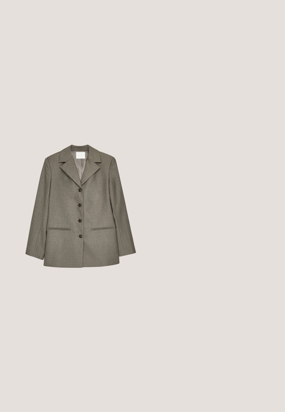 Grå blazer med tekstureret overflade, spidse klapper, seks knaplukning foran, to forlommer og en skræddersyet pasform.; Kortærmet sweater i mørk burgundy strik. Har en ribbet rund hals og en afslappet pasform, med raglanærmer og en glat tekstur.; Bukser med vidde i mørkebrun stof, med plisseringer, knaplukning og en glat tekstur; ankel-længde med et skræddersyet design.; Brune ruskindsloafer med dobbelt sølvspænde, syet detaljer og en lav brun gummisål.; Mørk burgunder ruskind taske med klaplukning, hardware i guldfarve og en aftagelig sort skulderrem. Ensartet tekstur og minimalistisk design.; Delikat guldkædearmbånd med et uendelighedssymbolvedhæng og justerbar lås med en lille klar sten i enden.