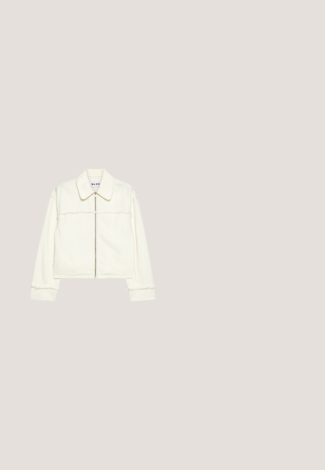 Gekürzter weißer Jeansjacke mit einem Reißverschluss auf der Vorderseite, Kragen und fransigen Akzenten an Ärmeln und Saum. Verfügt über ein minimalistisches Design.; Maxikleid mit Leopardenmuster, gerafftem Oberteil, dünnen Trägern und transparentem Stoff. Es zeichnet sich durch ein fließendes, leichtes Design aus.; Weißer Spitzen Slingback-Schuh mit hohem Absatz, spitzer Schuhspitze und einer transparenten Schleife am Riemen vor schlichten Hintergrund.; Beige Sonnenbrille mit einem eleganten, angularen Design. Gradient braune Gläser und strukturierte Bügel mit dezenten Branding-Details an der Seite.; Beige gehäkelte Tragetasche mit offenem Blumenmuster, bestehend aus großen und kleinen Blumen und einem einzelnen Schlaufenhenkel.; Sechs Paare goldfarbener Ohrringe mit meeresthematischen Anhängern, darunter Perlen, Muscheln, Seesterne und Hummer, auf einem weißen Hintergrund arrangiert.