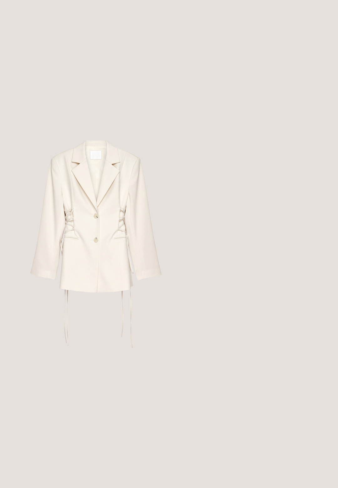 Cremefarbener Blazer mit maßgeschneidertem Schnitt, Doppelknopfverschluss und Schnürdetails an den Seiten. Verfügt über strukturierte Schultern und lange Ärmel.; Geknöpfter Korallen- und weißer Strickcardigan mit V-Ausschnitt, langen Ärmeln, gerippten Bündchen und Saum sowie einem Patchwork-Strukturmuster.; Blumenbluse in Hellgrün und Creme, mit Rüschenelementen, langen Ärmeln, einem Bindeband-Halsverschluss und einem gestuften Saum mit transparenter Struktur.; Jeans mit hoher Taille und geradem Bein in Hellbraun mit vorderer Knopfleiste, Reißverschluss, Gürtelschlaufen und Fünf-Taschen-Design.; Schwarzer Wildleder-Stiefelette mit spitzer Zehenpartie, mittelhohem schlankem Absatz und Reißverschluss mit Zugband an der Rückseite.; Dunkelbraune Wildlederhandtasche mit langen doppelten Riemen, rechteckiger Form und drei Klappentaschen mit goldfarbenen Schnallenverschlüssen.