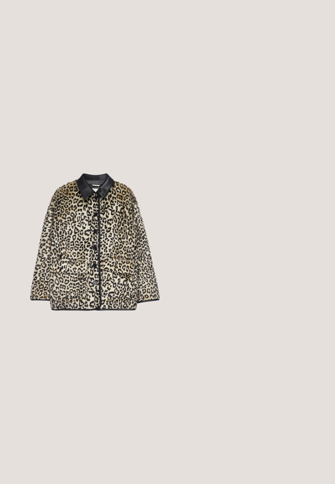 Leopardenmuster Mantel mit schwarzen Knöpfen, zwei vorderen Klappentaschen und einem kontrastierenden Kragen aus schwarzem Leder, flach auf weißem Hintergrund präsentiert.; Ärmelloses Oberteil mit einem beigen und schwarzen Leopardenmuster, aus leichtem Stoff gefertigt, mit rundem Ausschnitt und sauberer Nahtverarbeitung.; Faltenrock aus leichtem Stoff mit einem abstrakten schwarz-beigen Tiermuster und einem elastischen schwarzen Bund.; Spitz zulaufender Slingback-Kitten-Heel mit schwarzer Einfassung und Schleife, mit braunem und schwarzem Leopardenmuster.; Schultertasche mit Leopardenmuster und goldener Kettendetail auf der Vorderseite, mit einem dünnen verstellbaren Riemen.; Zarte goldene Choker-Halskette mit einer dünnen Kette und einem kleinen, fischförmigen Anhänger, der in der Mitte hängt.