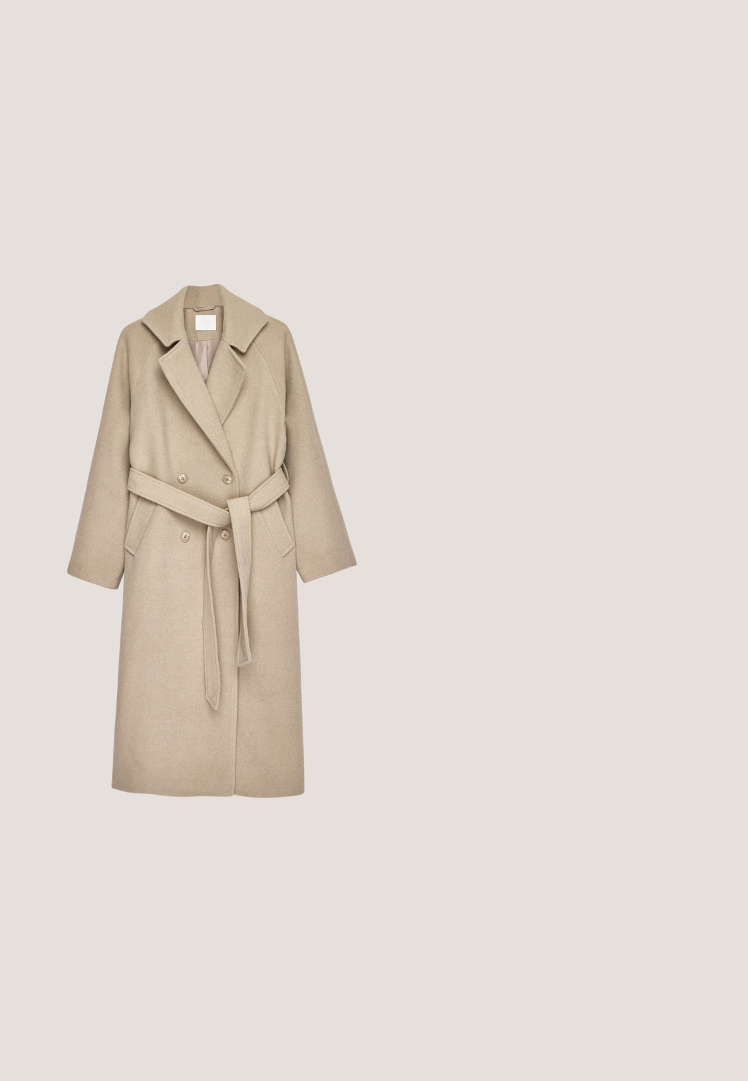 Abrigo de mezcla de lana beige con cuello de pico, diseño de doble botonadura, cintura ceñida con cinturón y bolsillos laterales. Textura suave y mangas de longitud media.; Vestido maxi en satén beige claro, con cuello alto y una silueta fluida. Textura suave con un ligero brillo, sin patrones visibles.; Zapato de ballet plano en beige claro con punta afilada, que presenta un diseño de corte curvado y una correa negra en el tobillo. Textura suave y estilo minimalista.; Gafas de carey con montura cuadrada, que presentan lentes transparentes y un patrón texturizado. Las varillas tienen un diseño delgado y aerodinámico.; Bolso pequeño blanco tejido con asa redonda dorada y correa de cadena dorada, exhibido sobre un fondo neutro.; Pulsera de oro rosa con un diseño flexible que presenta rhinestones redondos claros alternados y acentos metálicos. Cierre de broche seguro.