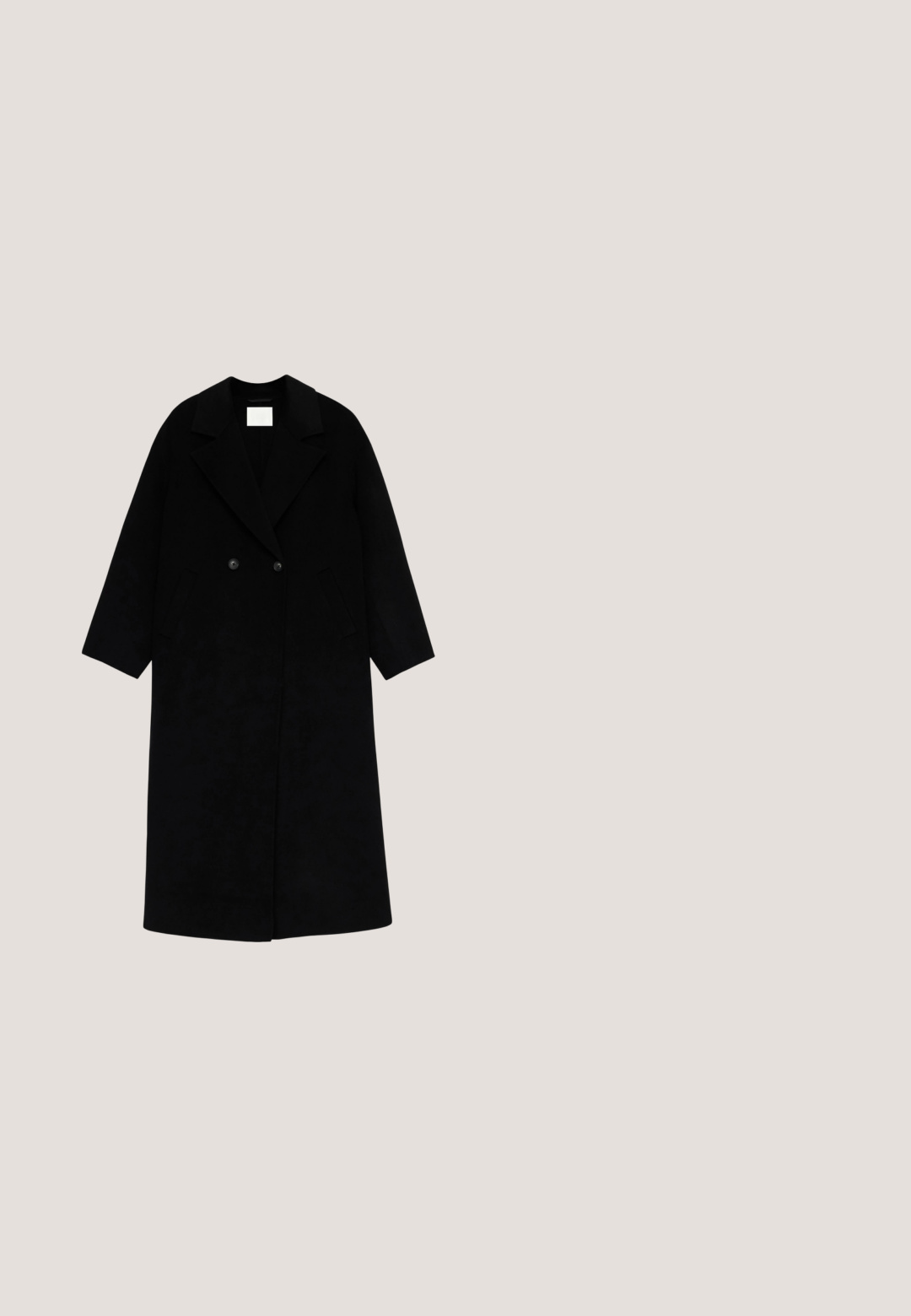 Long manteau noir en tissu doux, doté d'une coupe croisée, d'un revers cranté, de poches latérales et d'une coupe décontractée.; Pull en col roulé gris fait en tissu tricot doux. Il présente un col côtelé haut, des manches raglan et des poignets côtelés, garantissant confort.; Pantalons noirs, taille haute, à jambes larges, fabriqués dans un tissu lisse, avec une taille plate, une fermeture à bouton et sans poches visibles.; Bottine en cuir noir avec un bout pointu et un talon bas empilé. Texture lisse et design simple, sans coutures visibles ni ornements.; Sac à main en cuir noir avec rabat incurvé et fermeture ovale en or, sangle courte visible sur le côté gauche, présenté de face sur fond blanc.; Boucles d'oreilles créoles en argent avec une finition lisse et polie. Forme incurvée avec une fermeture à clou. Dimensions uniformes pour un style classique.