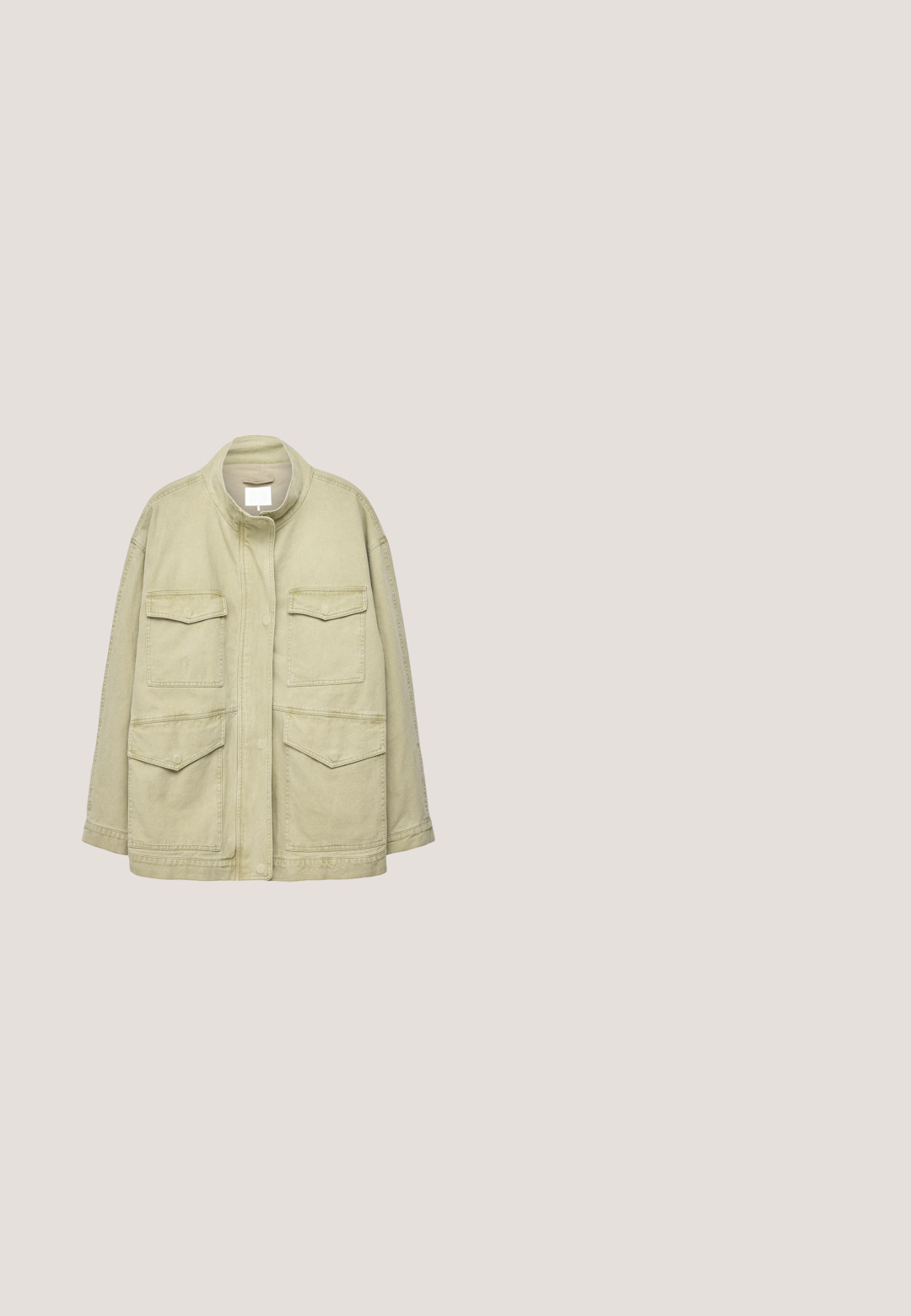 Lichtbeige utility-jas met hoge kraag, drukknoopsluiting aan de voorkant en vier klepzakken aan de voorkant, ontworpen voor casual gebruik.; Beige grof gebreide cropped trui met lange mouwen en geribbelde ronde hals en manchetten.; Geruite flanellen shirt in beige en donkergrijs. Heeft een knoopsluiting aan de voorkant, twee borstzakken en een omgeslagen kraag. Losse pasvorm.; Grijze spijkerbroek met wijde pijpen, gemaakt van denim, met subtiele vervaging, vijf zakken, riemlussen en een knoopsluiting bij de taille.; Bruine leren enkelboot met een gestructureerd oppervlak, zilveren ogen en gele stiksels. Voorzien van een stevige doorzichtige zool en een trekband.; Zwarte canvas schoudertas met leren accenten, voorzien van een gestructureerde vorm, metalen hardware, twee voorzakken en een verstelbare schouderriem.