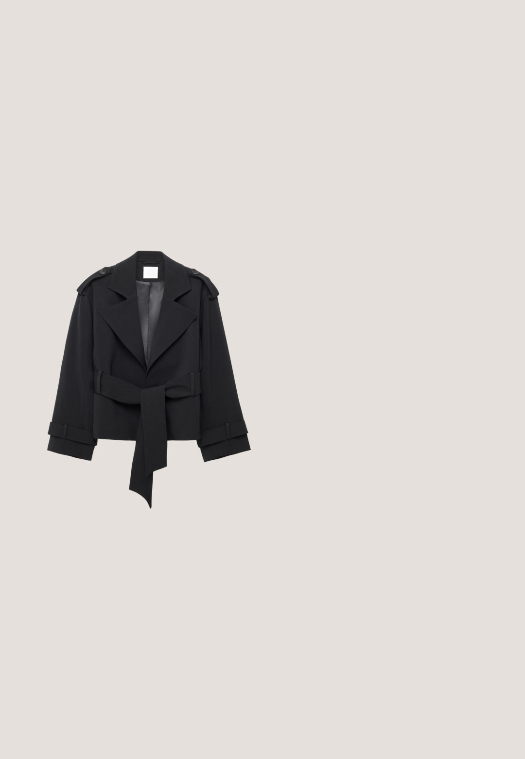 Zwart ingekort trenchcoat met brede revers, schouderepauletten, ceintuur in de taille en manchettenriemen, weergegeven op een witte achtergrond.; Zwarte mouwloze top met een gestructureerd patroon, vierkante halslijn en een rits aan de achterkant. Bevat subtiele logo-accenten in de stof geweven.; Off-white kokerrok tot op de knie met een dunne gouden kettingriem met een kleine zwarte accent aan de voorkant in het midden.; Zwarte enkellaarsjes van glanzend synthetisch materiaal met een krokodillenstructuur, spitse neus en een kleine hak. Gouden accent aan de achterkant.; Zwarte leren shopper met twee handvatten en een klein gouden "HUGO"-logo in de rechterbenedenhoek, afgebeeld tegen een witte achtergrond.; Open gouden manchetarmband met afgeronde, gladde segmenten en een gepolijste, licht gestructureerde afwerking.
