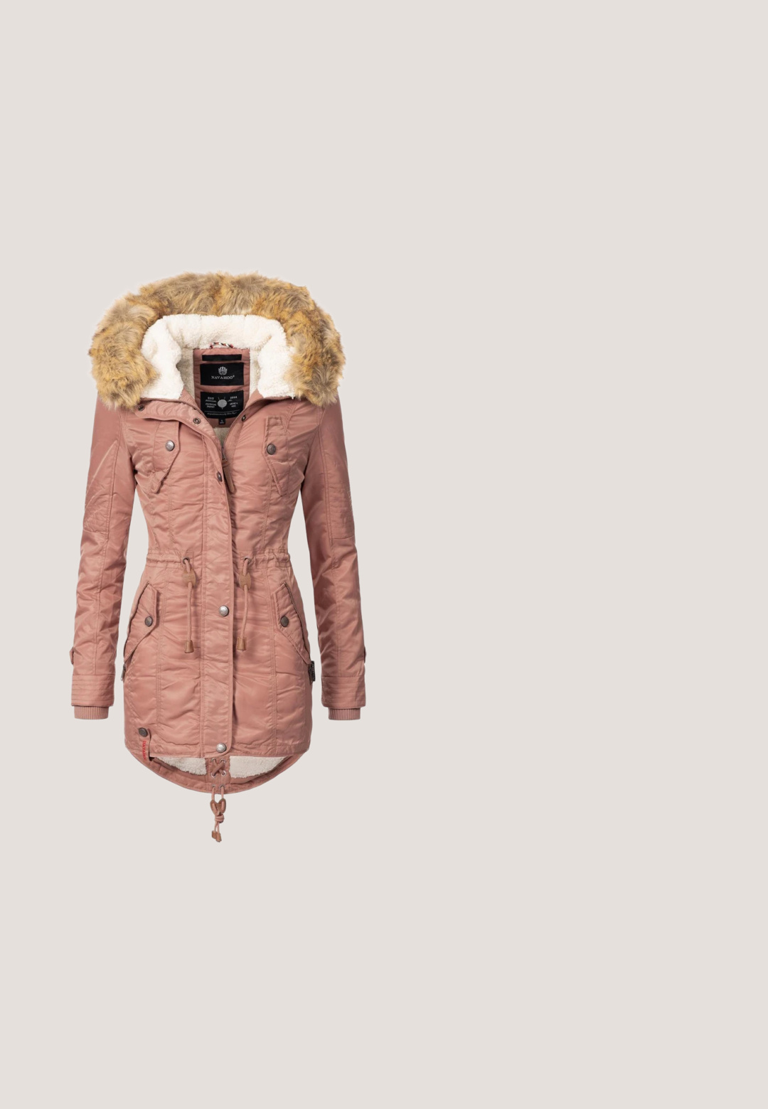 Veste isolée rose avec capuche doublée en fausse fourrure, taille à cordon de serrage et deux poches avant. Comprend des fermetures à bouton et à glissière, tissu texturé.; Pull en col roulé tricoté en doux pêche avec un motif en relief de câble, des manches longues et une étiquette de marque tissée sur l'ourlet.; Jean slim en denim bleu avec poches avant, passants de ceinture et fermeture par bouton, présenté sur fond blanc.; Rieker Bottes de neige - brun; Hexagona POP - Sac à main - cassis; Elli INTERLACING HEART BASIC - Bracelets de cheville - rose gold-coloured