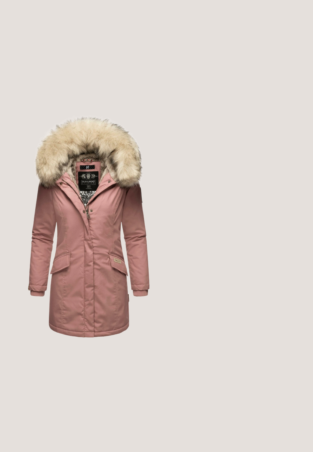 Parka rose avec une capuche doublée de fourrure, fabriquée en tissu lisse. Comprend des poches avant, des poignets côtelés et une fermeture à glissière avec boutons-pression.; T-shirt blanc à manches courtes avec texte "Delicate" brodé en rose, confectionné dans un tissu doux avec une coupe décontractée et un col rond.; Jean en denim bleu taille haute, coupe slim, avec poches à l'avant et à l'arrière, fermeture par bouton, et un léger effet délavé sur les cuisses et les genoux.; Baskets blanches chunky avec des accents en suede rose pâle, un panneau latéral en rose doré scintillant et une semelle en caoutchouc texturée.; Sac à main en cuir texturé rose avec poignées doubles, bandoulière amovible, accessoires en métal doré et poche zippée à l'avant. Comprend un badge logo.; Elli SPARKLING CROSS - MIT KRISTALLEN VON SWAROVSKI® - Collier - gold-coloured
