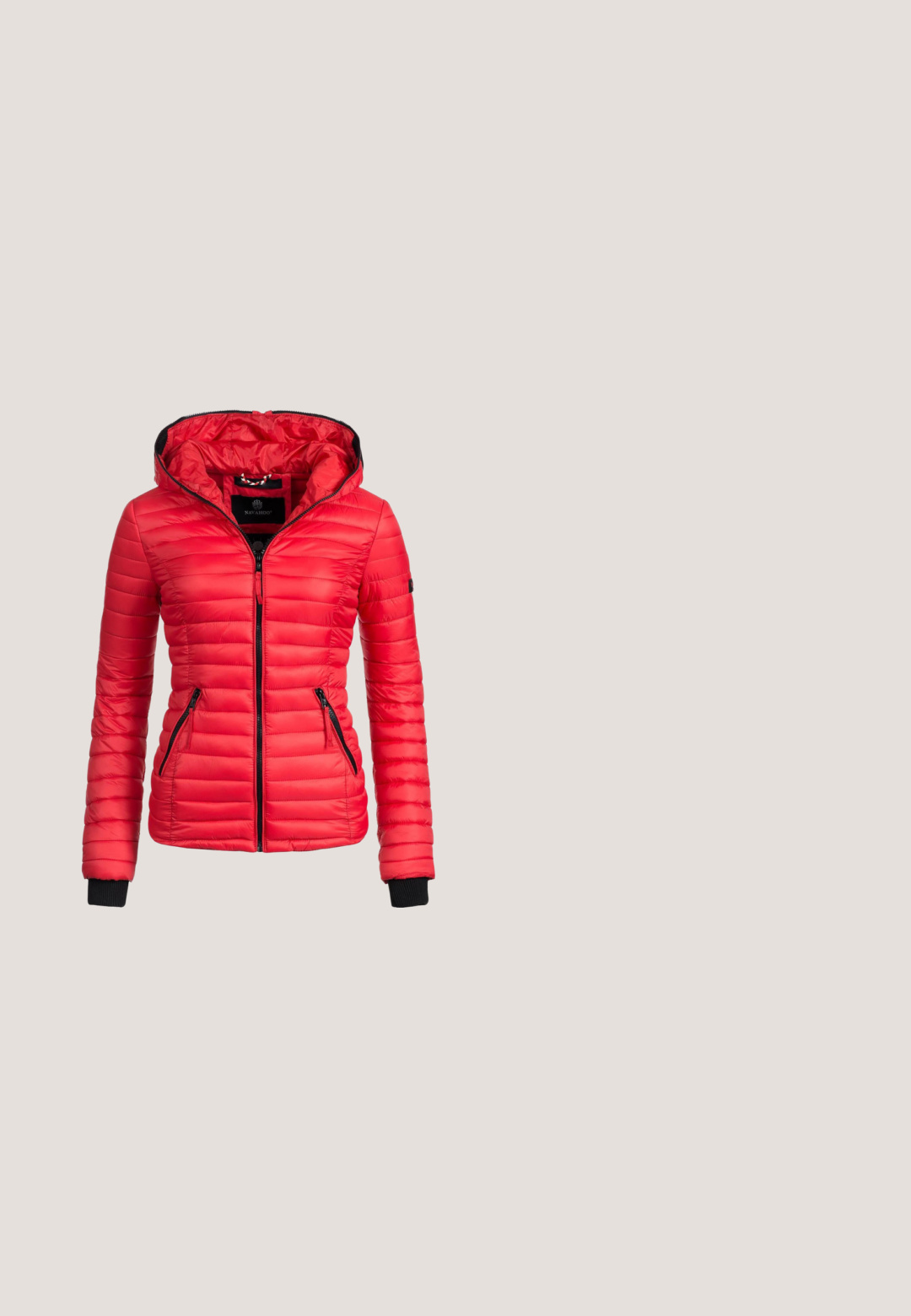 Rød puffy jakke med hætte, der har en frontlynlås, sorte detaljer og to lynlåslommer på siden, lavet af glat, let materiale.; Rød langærmet skjorte med grafik af Deadpool liggende og teksten "Maximum Effort" på brystet.; Hvid t-shirt med korte ærmer, der har et grafisk motiv af Mickey Mouse, illustreret i sort og rød med overdimensionerede ører og runde sko.; Røde slim fit-jeans med forlommer, bæltestropper og knaplukning, vist mod en hvid baggrund.; CAFèNOIR Sneakers - bianco sporco; Rød tekstureret crossbody-taske med lynlåslomme foran, justerbar rem, hardware i sølvfarve og diskret "SFY"-logo i nederste højre hjørne.
