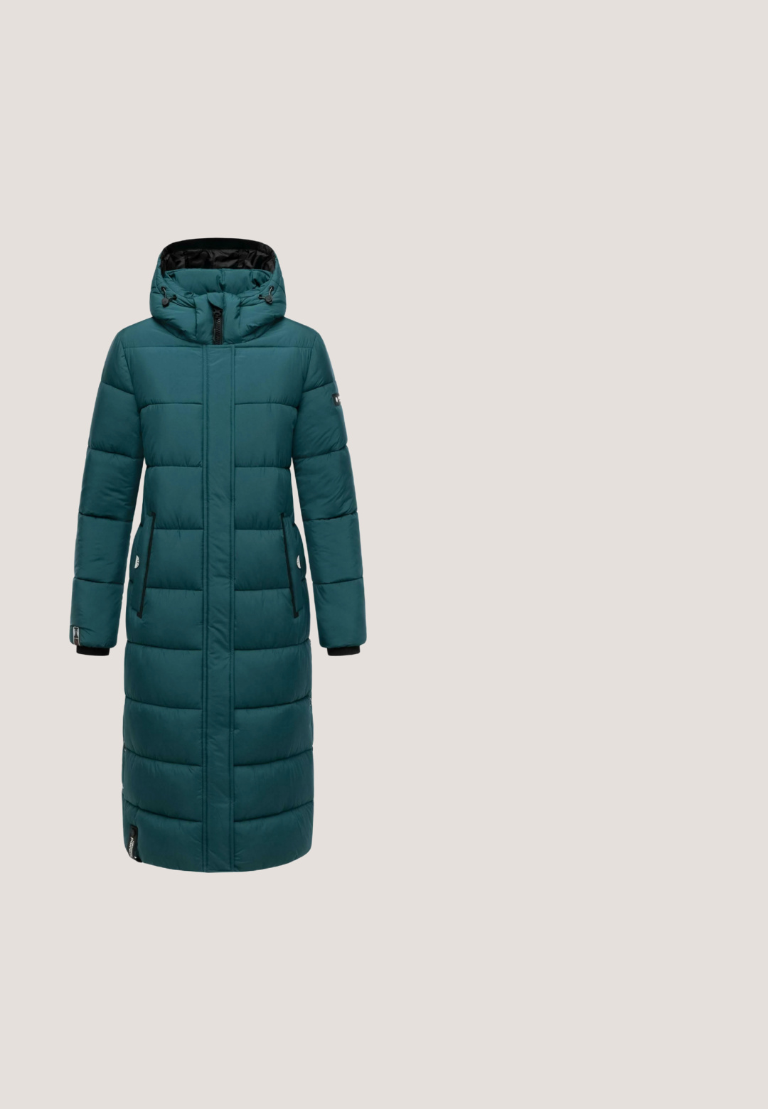 Lange teal geklede winterjas met capuchon, volledige ritssluiting aan de voorkant, zijzakken en verstelbare koordjes in de capuchon.; Zwarte jurk met lange mouwen, gelaagde ruches aan de zoom, met een bloemenpatroon in roze en groen. Getextureerde, doorschijnende stof met horizontale lijnen.; Zwarte suède kniehoge laars met een spitse neus en stilettohak. Gladde textuur, strakke vormgeving, geen zichtbare hardware of accenten.; Zwarte cat-eye-zonnebril met donkere glazen en dikke pootjes, met een klein wit logo aan één kant.; Zwart leren handtas met een gladde textuur, ronde vorm, dubbele handvatten aan de bovenkant en zilveren hardware accenten. Voorzien van een ritssluiting.; Gouden kettingarmband met afwisselend kleine ronde blauwe en gouden schakels en een karabijnsluiting met verstelbare lengte.