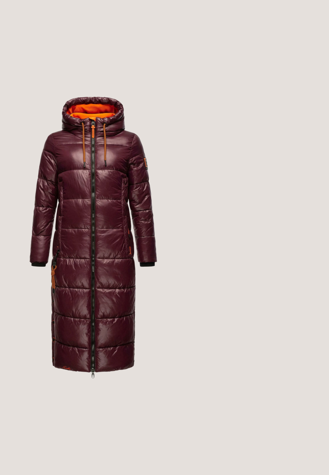 Langer Puffer-Jacke in dunkelbordeaux mit einer orangen fleecegefütterten Kapuze, Frontreißverschluss und verstellbarem Kordelzug. Verfügt über Seitentaschen und ein Muster aus gesteppten Abschnitten.; Kurzärmeliges Sweatshirt in Pflaumenfarbe mit rundem Ausschnitt und Kordelzug am Kragen, hergestellt aus weichem Stoff.; Bordeauxfarbene gerippte Leggings mit breitem Bund, aus strukturiertem Stoff und einem kleinen Markenlogo an der Hüfte für zusätzliche Details.; Weicher rosa Wildleder-Slipper mit verstellbarem Schnallenriemen und strukturierter brauner Sohle, entworfen für lässigen Komfort.; Braune Leder-Tote mit zwei langen Griffen, die eine glatte Oberfläche aufweist und eine seitliche Reißverschlusstasche für zusätzliche Funktionalität bietet.; Goldanhänger in ovaler Form mit einer roten Rose und grünen Blättern auf weißem Hintergrund sowie einer goldenen Öse für eine Kette.