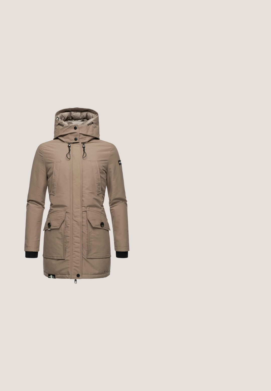 Parka beige con capucha, dos grandes bolsillos frontales, cierres de cremallera y botón, puños elásticos y detalles de cordón. Textura suave.; Suéter de punto beige claro con cuello redondo, mangas largas y puños acanalados. Presenta un ajuste holgado y un patrón texturizado en toda la prenda.; Camiseta unisex de algodón beige con manga corta, cuello redondo, ajuste relajado y dobladillo recto sobre fondo blanco.; Jeans de color verde oliva con un corte slim, que cuentan con un diseño clásico de cinco bolsillos, cierre de botón y un ligero estiramiento para mayor comodidad.; Botas de tobillo de imitación de cuero marrón con un cuello de piel blanca, punta redonda, cordones en la parte delantera, cremallera lateral y suela blanca gruesa y texturizada.; Bolso tote de textura marrón con asas claras, que cuenta con herrajes en tono plateado y un acento rojo en los bordes de las asas. Diseño elegante y estructurado.