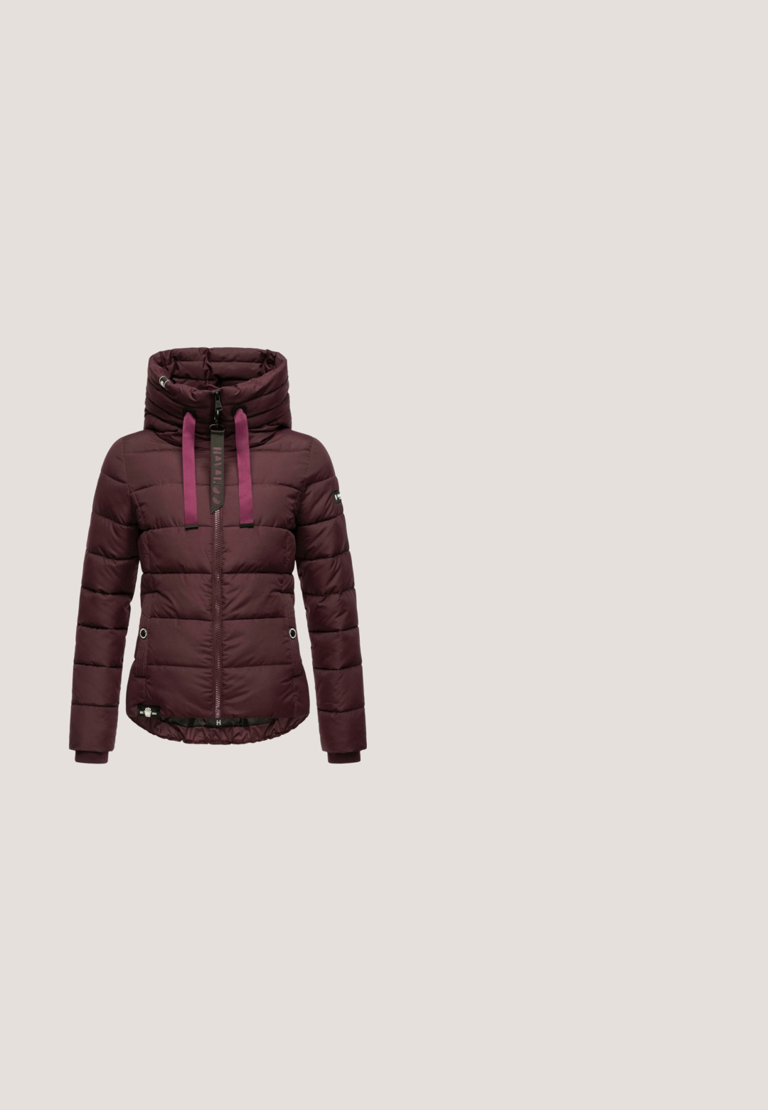 Bordeaux pufferjack met een hoge kraag, ritssluiting, zwarte accenten, zakken aan de voorkant en een geborduurd patroon. Zacht, geïsoleerd materiaal.; Bordeaux sweatshirt met een ronde hals, ontspannen pasvorm, lange mouwen, ribgebreide manchetten en een zachte katoenmix textuur. Eenvoudig ontwerp, geen patronen.; Donkerpaarse korte mouw T-shirt met kleine blauwe "Barcelona" tekst op de bovenste linkerborst en een ronde hals.; Wijdvallende bordeauxrode broek met elastische tailleband en vooraan trekkoord, gemaakt van zachte, comfortabele stof.; Roze suède en mesh sportieve sneaker met witte zool, beige veters en groot lichtroze "N"-logo aan de zijkant.; Bordeauxrode draagtas met dunne witte verticale strepen en brede handvatten, voorzien van een rechthoekige beige patch met "RVCA" in vetgedrukte letters.