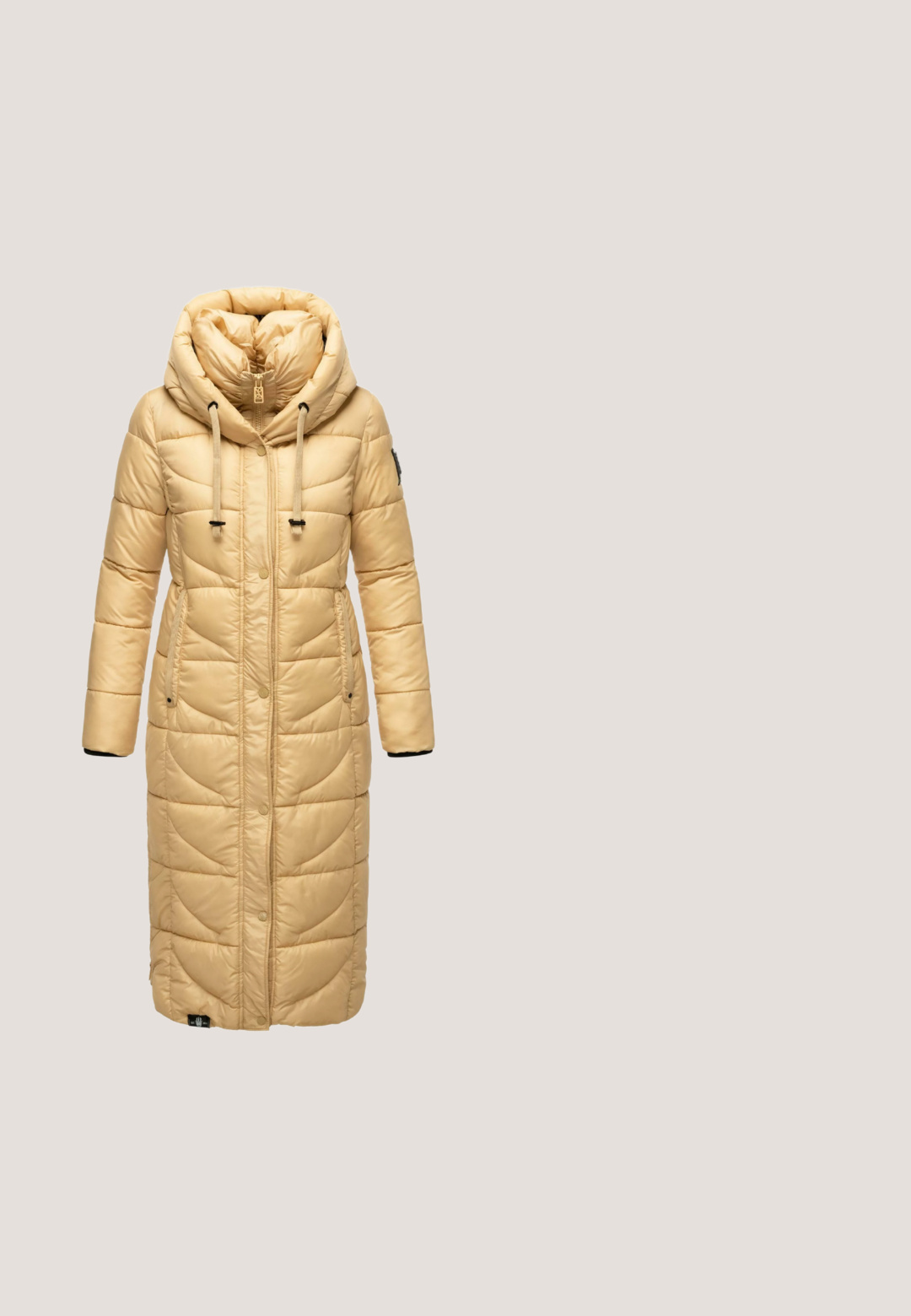 Lang beige puffer jakke med høj krave, frontlynlås, dekorativ syning, to sidelommer og sorte manchetter. Blødt, isolerende stof.; Sort og hvidt stribet sweater med lange ærmer, rund halsudskæring, ribbede manchetter og kant. Fremstillet af blødt, letvægtsstof.; Sorte skræddersyede bukser lavet af en bomuldsblanding, med to frontknapper, lige snit og en glat tekstur. Ingen synlige mønstre.; Sort sportsko lavet af blandede materialer, med en lynlåsdetaile, guldaccenter, teksturerede sider og en fleksibel gummisål.; Sort quiltet rektangulær håndtaske med top håndtag, guld lynlås, guldkæde strop og lille gyldent logo på frontens midte.; Rosefield HALF STUDS EARRINGS - Øreringe - Gold-coloured