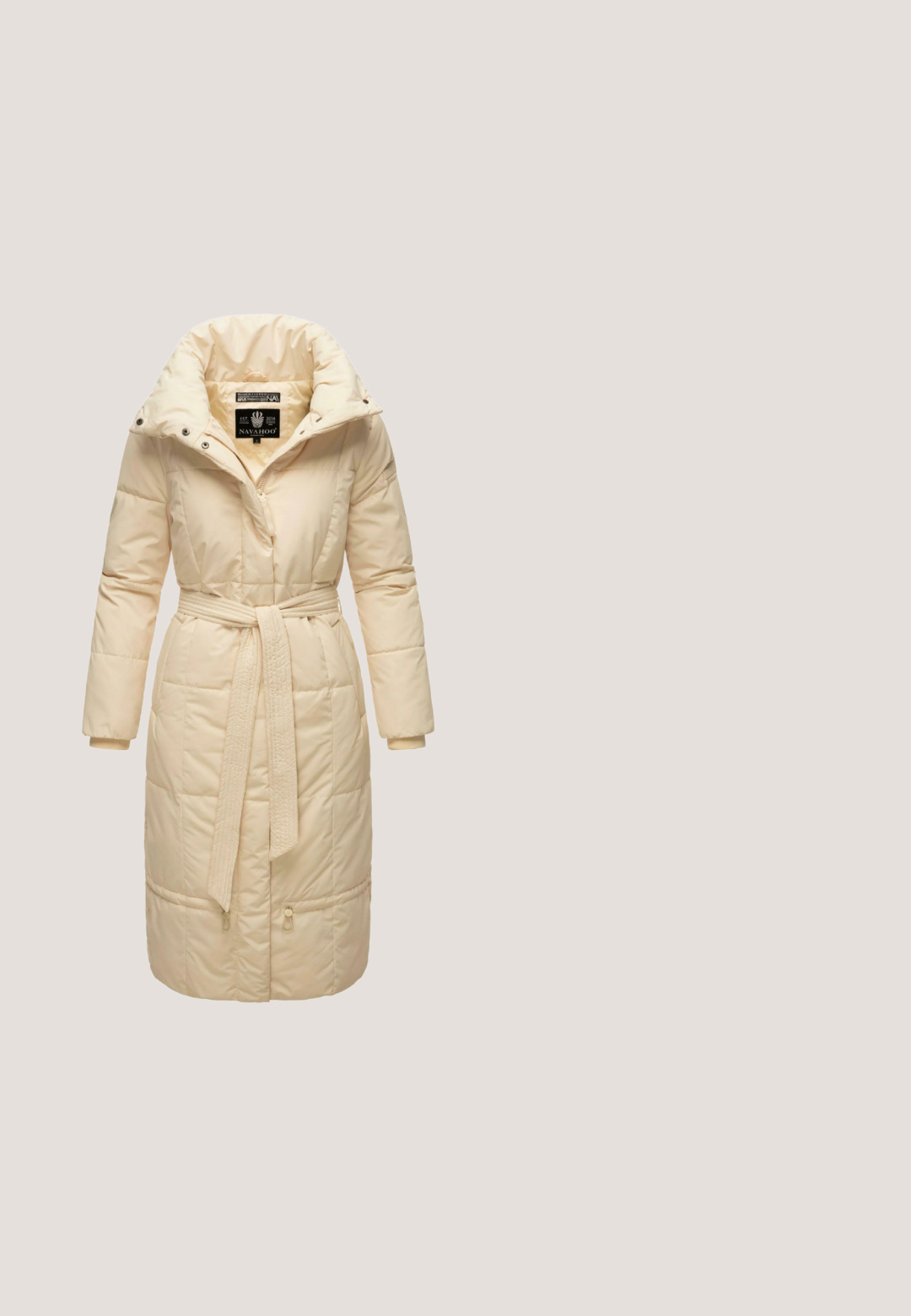 Cremefarvet polstret frakke med bælte i taljen, høj krave og lynlåslukning foran. Har lange ærmer og quiltet design.; Lysefarvet, strikket sweater med V-hals, blå og hvidt argylemønster med grønne accenter. Tekstureret stof, lange ærmer og ribbet kant.; Lysblå denimskjorte med sølvfarvede pailletter, lange ærmer, krave, to brystlommer og trykknaplukning. Glat tekstur og detaljeret udsmykning.; Blå højtaljede jeans med brede ben, frontlynlås, knaplukning, bæltestropper og sidelommer, vist mod hvid baggrund.; Hvide lædersneakers med en chunky sål, fremhævet af grå og kobberstriber langs siderne. Har rund tå og snørelukning.; Lysblå struktureret lædertaske med runde håndtag, frontrem med guldlås og "Victoria Hyde London" guldlogo.