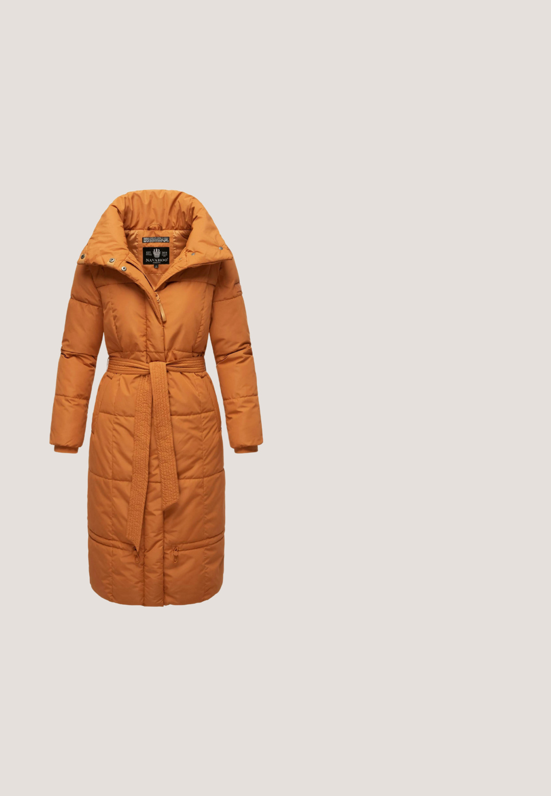 Orangenes Daunenjacke mit hohem Kragen, langen Ärmeln, Gürtel in der Taille und gestepptem Design. Mit Reißverschluss und zwei Fronttaschen.; Kupferfarbener Rollkragenpullover aus geribtem Strickmaterial. Verfügt über einen halben Reißverschluss und lange Ärmel, die eine strukturierte Optik bieten.; Beige Langarmoberteil mit hohem Kragen und einem Leopardenmuster, das dunkle Brauntöne und Senfgelb enthält. Weicher Stoff, figurbetonte Silhouette.; Weite Jeans aus Denim in Dunkelblau, mit hoher Taille, Fronttaschen und kontrastierenden Nähten entlang der Nähte.; Braune Wildleder-Sneakers mit perforierten Details, weißer Sohle und Schnürsenkeln. Verfügen über ein silbernes Akzent an der Ferse und ein Logo an der Seite.; Zwei braune Leder-Handtaschen von Guess, eine große Tragetasche mit doppelten Griffen und angebrachtem Anhänger, eine kleinere Schultertasche mit Reißverschluss.