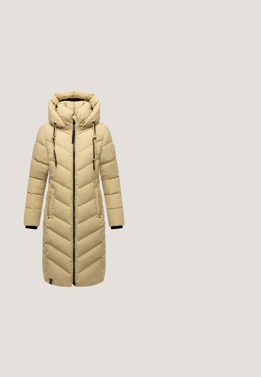 Beige puffer jas met een chevron gestikt patroon, volle rits, grote capuchon en elastische manchetten. Voorzien van twee zijzakken en trekkoordaccenten.; Roomkleurige longsleeve trui met ronde hals, geribde manchetten en onderkant, weergegeven op een effen witte achtergrond.; Beige joggingbroeken van zacht materiaal, met een elastische tailleband met een trekkoord, twee voorkruiken en een tapse pijpdesign.; Beige sportieve schoen met een gestructureerde bovenkant, veters en een ondersteunende hielstrip, rustend op een houten oppervlak, tegen een achtergrond van groene bladeren.; Beige schapenwol-textuur handtas met twee voorkruiken, dubbele leren handvatten en een verstelbare stoffen schouderband.; s.Oliver Armband - rosefarben