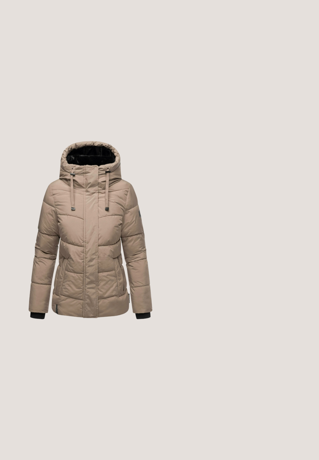 Chaqueta aislante beige con capucha, que presenta un diseño acolchado, cordones ajustables y forro interior negro. Textura suave y ajuste práctico.; Suéter de mangas largas color marrón claro, hecho de una tela suave, con un cuello redondo y textura acanalada. Diseño sencillo y sin adornos.; Pantalones de chándal beige con cintura elástica y cordón. Puños ajustados en el tobillo. Hechos de una tela suave y texturizada.; Botas de tobillo de ante marrón con un cuello de lana texturizada en color marrón claro, cremallera lateral y una suela de goma beige gruesa con un diseño estriado.; Bolso de hombro de cuero texturizado en color topo, con un monedero a juego con cremallera adjunto mediante una correa, que presenta un detalle de hebilla en tono dorado.; Collar de cadena dorada con un colgante floral ornamentado adornado con cuatro piedras transparentes. La cadena presenta una longitud ajustable con cierre de broche.