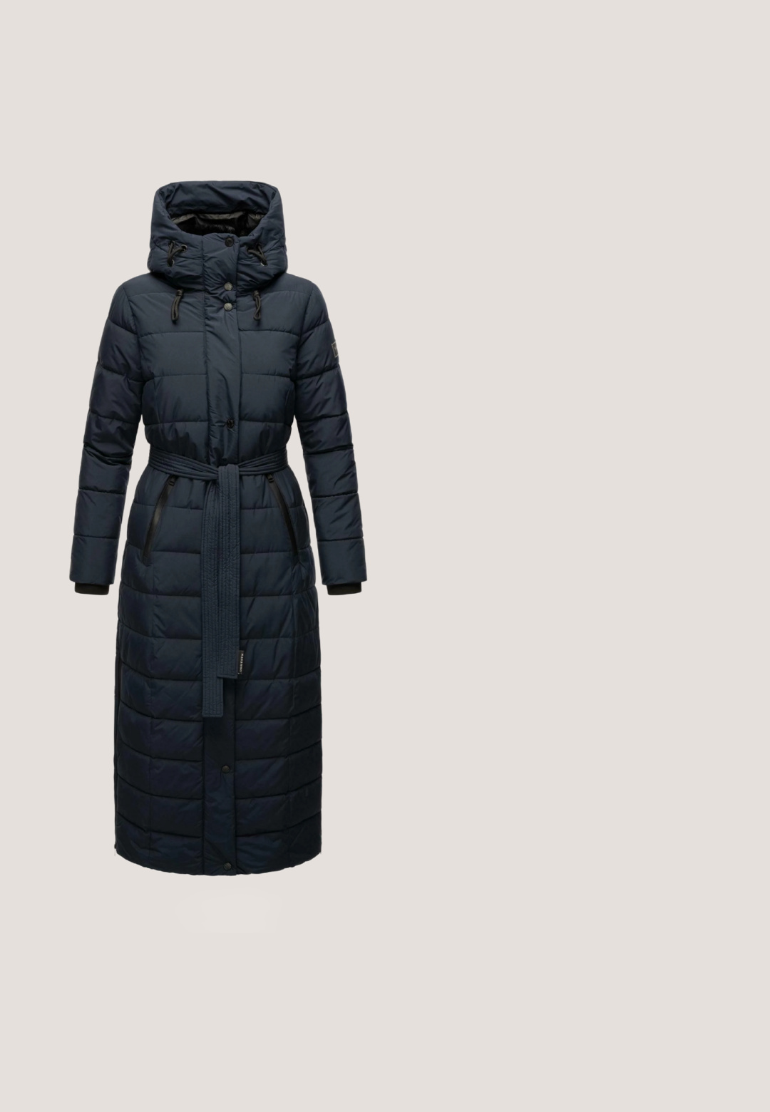 Marineblå isoleret lang jakke med hætte, bælte i taljen, quiltet design og to sidelommer med lynlåsdetaljer.; Marineblå langærmet pullover med en foldet krave og en halv lynlås foran.; Blå denim flare jeans med en mid-rise talje, har stikninger, to frontlommer og en baglomme.; Caprice Vinterstøvler - ocean suede; Grå stoftaske med to lange håndtag, en forlommer og en lynlås med påskriften "ONDARI".; DIAMANT L'ÉTERNEL 14 KARAT 585 SAPPHIRE 0 096CT - Øreringe - yellow