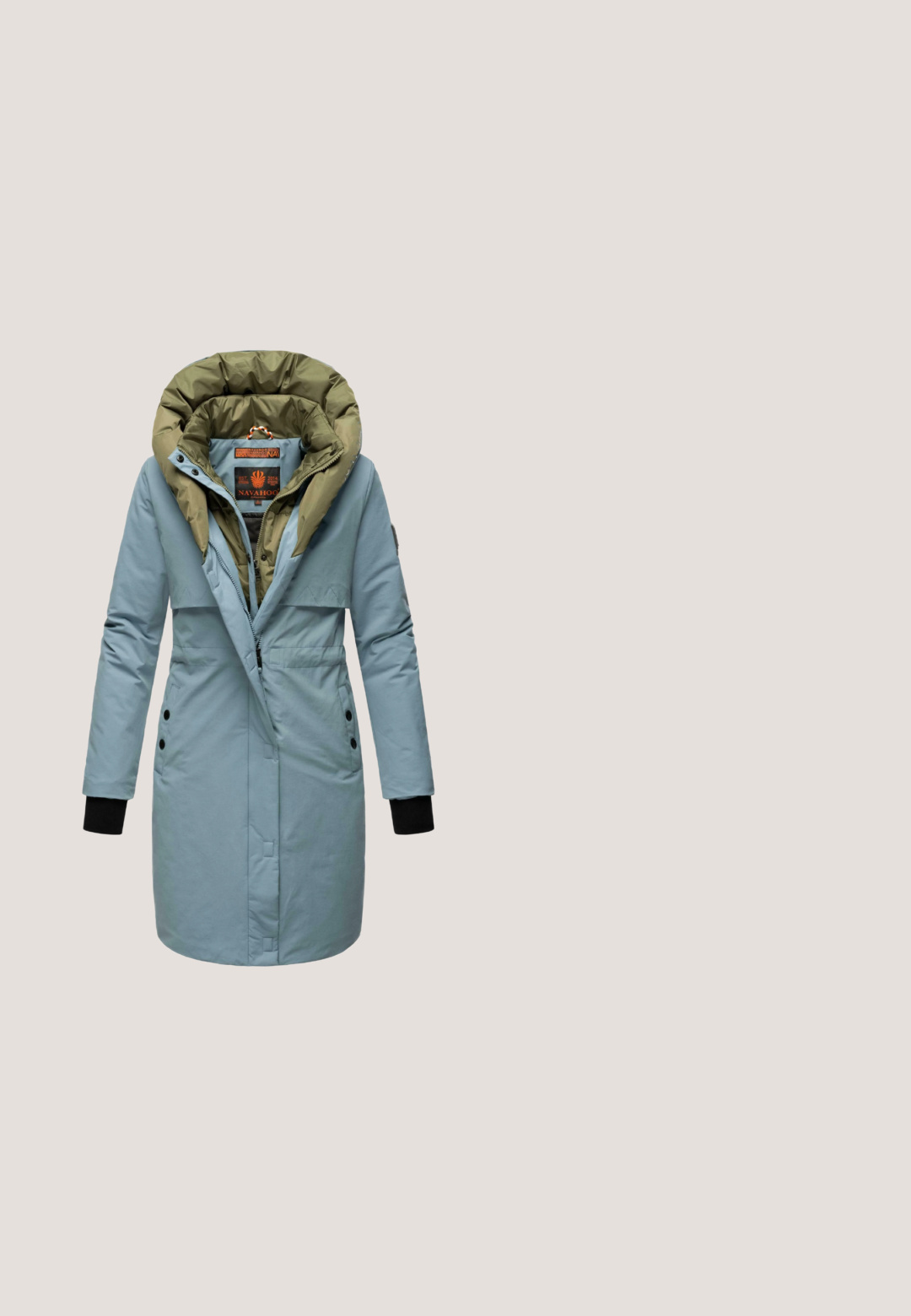 Manteau d'hiver bleu clair avec une capuche verte olive amovible, fermeture éclair, boutons latéraux et poignets noirs. Étiquette de logo intérieure visible.; Sweat à capuche bleu foncé à manches longues avec poche kangourou, col montant à cordon et logo "SWEDEMOUNT" sur la poitrine et la manche, fond uni.; Chemise à manches longues bleu clair en tissu doux, arborant un design textuel "beau" en blanc avec un motif de gouttes teal et bleues derrière.; Jeans bleu marine en denim, avec cinq poches, fermeture à bouton et coupe droite agrémentée de détails de couture subtils.; Caprice SNEAKER - Baskets basses - ocean comb; TOM TAILOR NANI CROSS BAG M - Sac bandoulière - dark blue