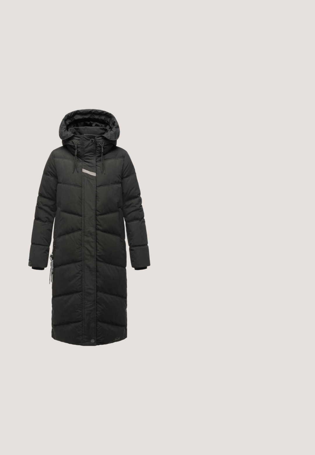 Lang sort puff jakke med hætte, der har vandrette sømme, et sølvfarvet accentbånd og justerbare snore i siderne.; Stribet sort og hvid sweater med V-hals, ribbet tekstur, lange ærmer og en lille logo detalje i kanten. Fremstillet af strikket materiale.; Løs hvid T-shirt med korte ærmer, sænkede skuldre og rund halsudskæring på ensfarvet baggrund.; Sorte løstsiddende bukser med elastisk taljebånd og snøre, lige ben, ingen synlige lommer eller mønstre, ensfarvet stof.; Hvide, fyldige støvler med en grå gummisål, elastiske snørebånd og et tekstureret stofoverdel. Har en mærket stofsløjfe og en justerbar krave.; Sort skuldertaske med en glat, blød tekstur, en unik buet form og et fremtrædende logo-patch. Indeholder en lynlås-lukning.