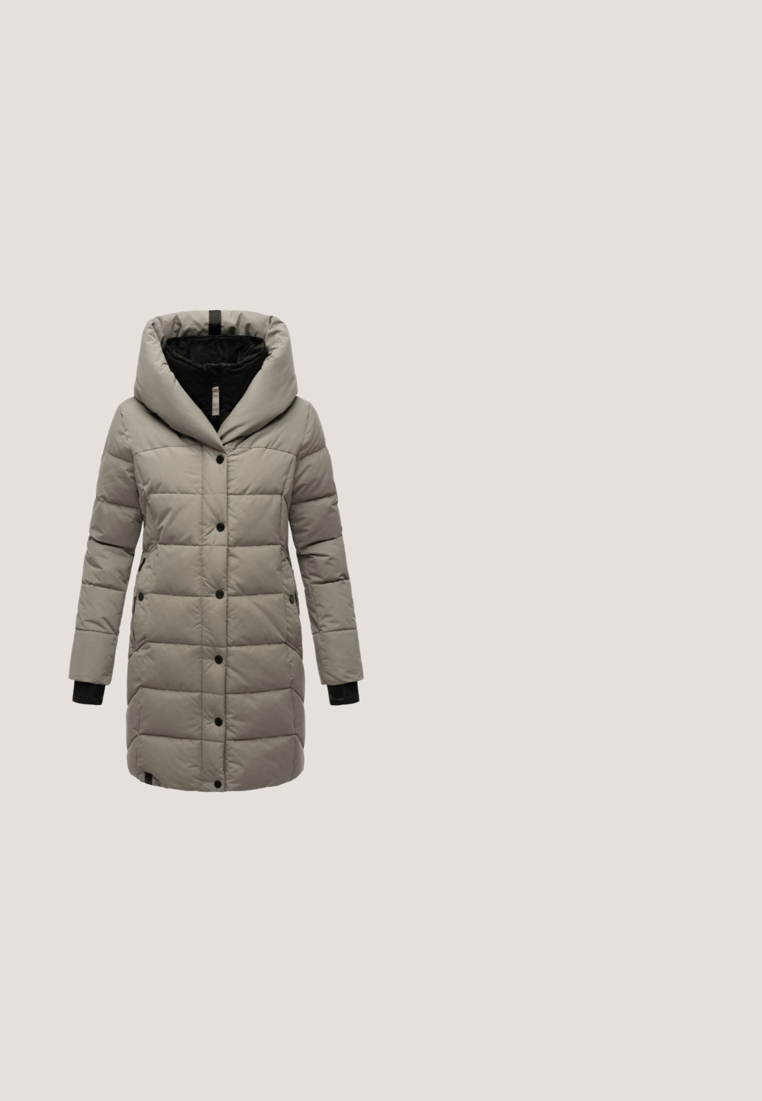 Pufferjacke in Hellgrau mit breiter Kapuze, schwarzem Innenfutter, Druckknöpfen und seitlichen Taschen; verfügt über eine gesteppte Textur und lange Ärmel.; Schwarzes Langarmoberteil mit hohem Kragen, aus weichem Material, mit lockerer Passform und seitlichen Schlitzen für mehr Bewegungsfreiheit.; Schwarze, maßgeschneiderte Hose aus einem Baumwoll-Mischgewebe mit zwei vorderen Knöpfen, geradem Schnitt und glatter Textur. Keine sichtbaren Muster.; Schwarze Low-Top-Sneaker mit strukturierten und glatten Paneelen, dicker weißer Sohle, schwarzen Schnürsenkeln und "Pepe Jeans"-Logo an der Seite.; Schwarze Leder-Umhängetasche mit strukturierter Oberfläche, rechteckiger Form, verstellbarem Riemen und dekorativem Quasten-Detail.; Schwarzes Perlenarmband mit runden, glänzenden Perlen und einem zentralen, roségoldfarbenen Akzent, der mit "LIEBE" graviert ist. Glatte Textur über das gesamte Armband.