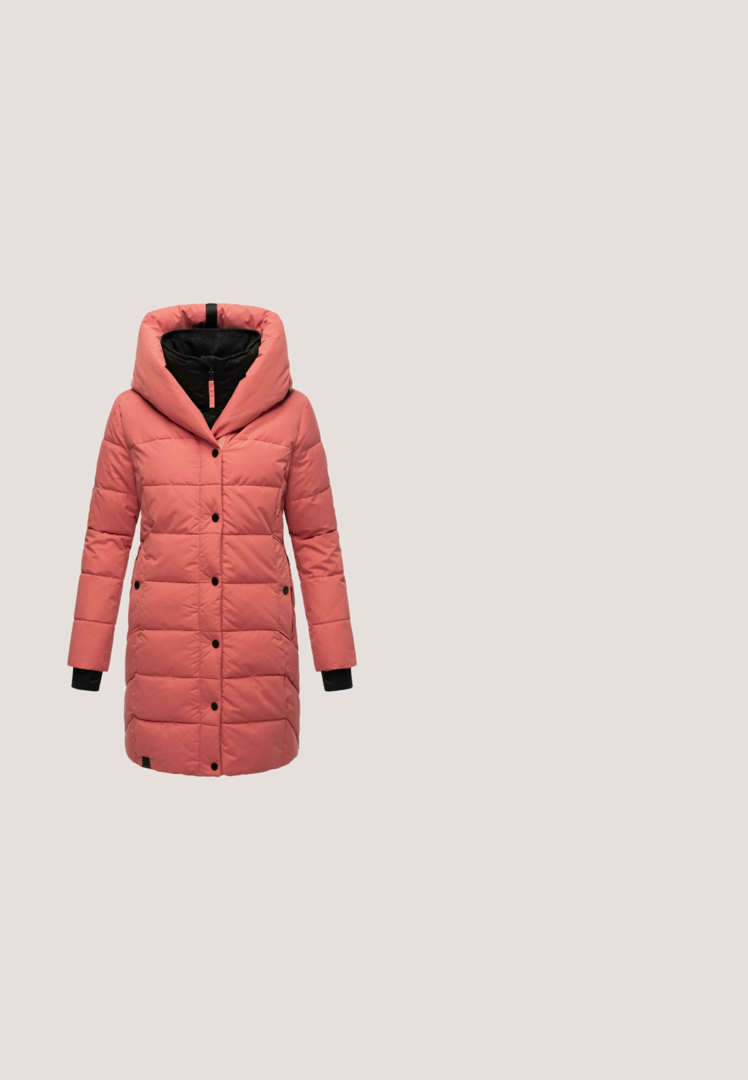 Abrigo de plumas rosa con una gran capucha, forro negro, botones de presión en la parte delantera y bolsillos laterales. Presenta textura acolchada y mangas largas.; Suéter de cuello alto de punto en suave melocotón, con patrón de cable texturizado, mangas largas y una etiqueta de marca tejida en el dobladillo.; Vaqueros de mezclilla azul oscuro con un ajuste clásico skinny. Incluyen cinco bolsillos, cremallera y un sutil efecto de desgaste para dar textura.; Zapatilla deportiva rosa y beige con paneles de ante y tela, entresuela blanca con cojín de aire visible y suela de goma.; Bolso tote de cuero rosa con dos acentos trenzados en los asas. Textura suave y forma rectangular, con un pequeño logotipo de la marca en dorado.; Collar con colgante en forma de pluma en oro rosa, con intrincados detalles, que presenta una superficie texturizada y un diseño de eslabones en la cadena.