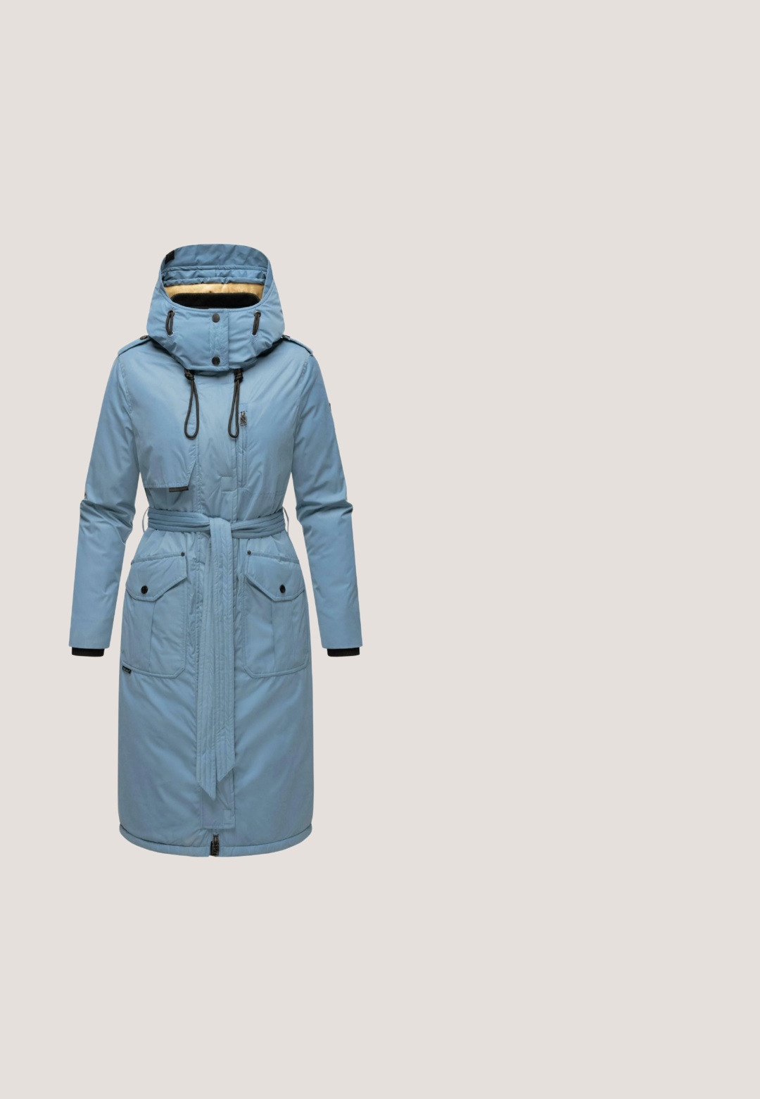 Lyseblå parka med lynlåsfront, justerbar snoretræk-hætte, to frontlommer og taljebælte. Har ribbede manchetter og glat tekstur.; Stripet pullover sweater med V-hals og krave. Farverne inkluderer blå, orange, sort og hvid. Tekstureret ribbet stof. Kort design.; Blå højtaljede vidde jeans med lodrette sømdetaljer, en frontknap og lynlåslukning.; Sneakers i en blanding af grå, marineblå og ferskenfarvet ruskind; har hvid mellemsål, lyserøde accenter og et kontrastfyldt snøredesign.; Lys blå tote bag lavet af blødt stof, med to håndtag og en aftagelig rem med "PEPE JEANS" logo. Inkluderer en lynlås lukning.; Sølvmetale øreringe formet som dråber med en glat, reflekterende overflade og en flydende form, med stiftlukning.
