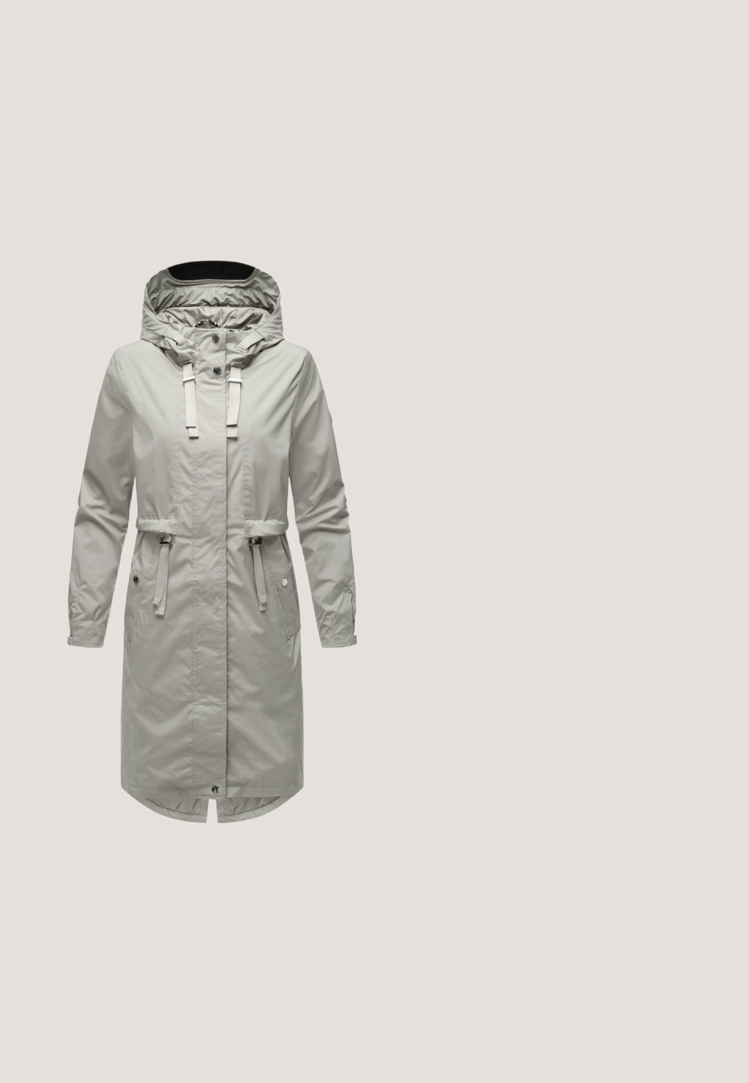 Lysegrå vandtæt jakke med hætte, der har en indsnøret talje, frontknapper og sidelommer. Glat overflade og strømlinet design.; Cremefarvet sweater med marineblå vandrette striber, ribbet tekstur og rund halsudskæring. Har lange ærmer og en lige kant.; Langærmet crew-neck top i mørkegrøn, lavet af blødt bomuldsstof. Tætsiddende design med en glat overflade og uden synlige mønstre eller detaljer.; Lysegrå denim bredbenede jeans med høj talje, to frontlommer og en subtil falmet tekstur. Klassisk knap- og lynlås-lukning.; Beige ankelstøvle med tykk gummisål, snørebånd foran og blødt shearling-krave for varme og komfort.; Beige crossbody taske med en glat, polstret tekstur, lynlås lukning og et logo patch. Har en tynd, justerbar rem.