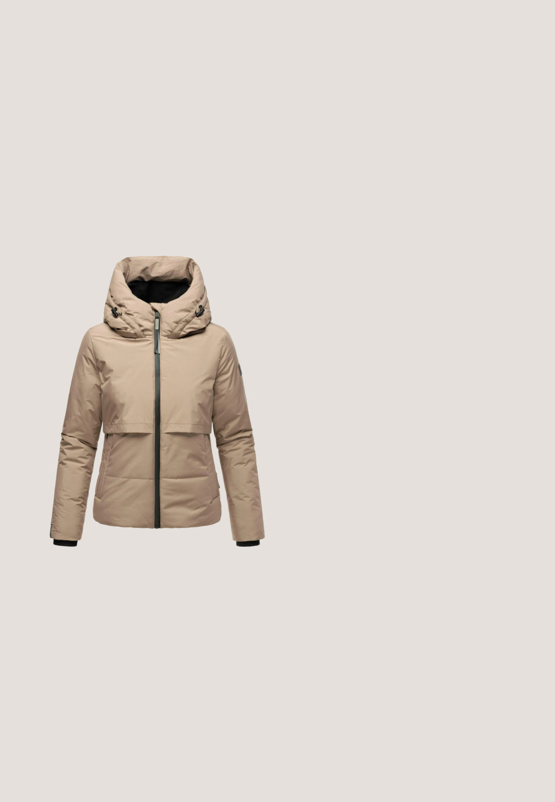 Beige gepolsterte Jacke mit hohem, Kapuzenkragen, ausgestattet mit einem Frontreißverschluss, zwei Taschen und schwarzen Akzenten an den Bündchen und dem Reißverschluss.; Hellgrauer, übergroßer Pullover mit rundem Halsausschnitt, überschnittenen Schultern, gerippten Bündchen und Saum, der eine weiche Textur und ein minimalistisches Design aufweist.; Schwarze Skinny-Jeans aus Denim mit glatter Textur. Verfügt über einen Frontknopf- und Reißverschluss, fünf Taschen und eine schmale Passform.; Schwarze Wildleder-Stiefelette mit seitlichem Reißverschluss, geschwungener Form, kontrastierenden strukturierten Seiten und einer dicken Gummisohle mit vertikalen Rillen.; Schultertasche aus schwarzem und cremefarbenem strukturiertem Material, mit einer geschwungenen Silhouette, verstellbarem Riemen und einer vorderen Reißverschlusstasche.; Silbernes Kettenarmband mit herzförmigem Anhänger und kleinem runden Kristallanhänger, verstellbarer Verschluss auf weißem Hintergrund.