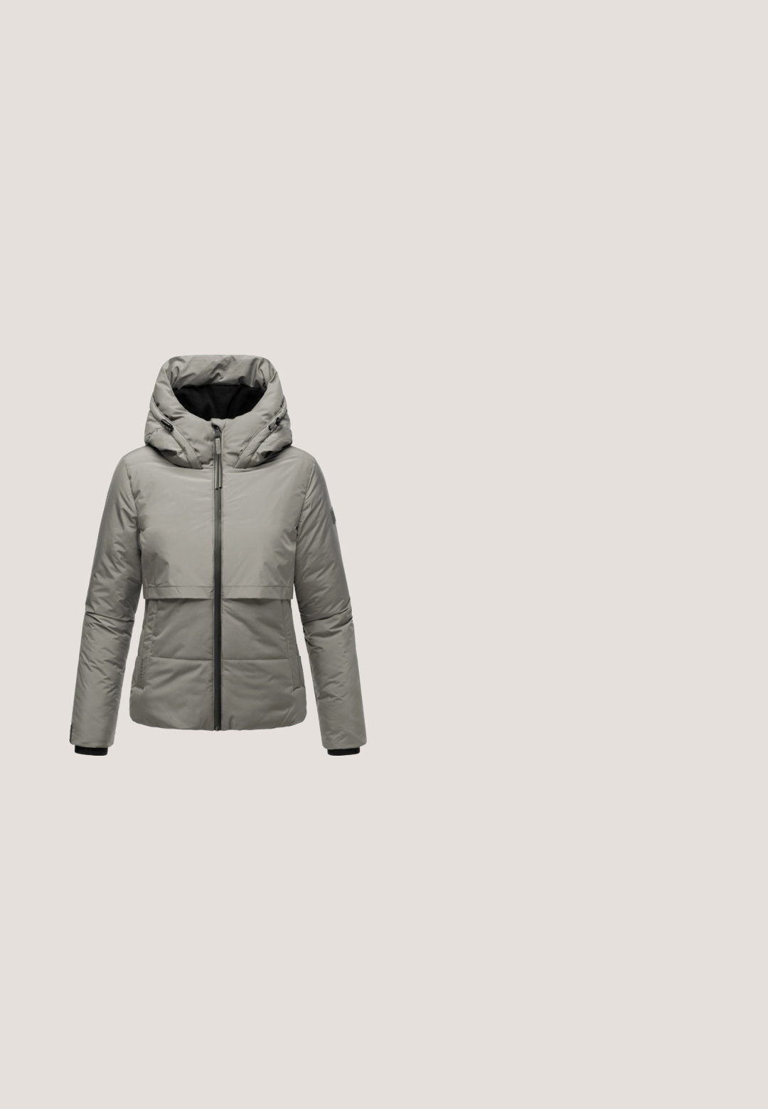 Lichtgrijze geïsoleerde jas met een puffy ontwerp, verstelbare capuchon, rits aan de voorkant en elastische manchetten. Bevat een kleur geblokkeerde stijl op de borst.; Lichtgrijze hoodie met rits, voorzakken, capuchon met trekkoord en geribde boorden en zoom, afgebeeld op een witte achtergrond.; Effen grijs t-shirt met korte mouwen en een ronde hals, van subtiel gestructureerde stof en een label met "CECIL" aan de binnenkant van de achterkant bij de hals.; Grijze joggingbroek met een elastische tailleband en trekkoord. Voorzien van twee zijzakken en taps toelopende boorden bij de enkels. Zachte stoffen textuur.; Lichtgewicht sportschoen in zilver en beige mesh, met een gestructureerde hiel, vetersluiting en een flexibele rubberen zool voor comfort.; Witte tote bag van opgevuld materiaal. Beschikt over twee korte handvatten en een beige logo patch, met een minimalistische rechthoekige vorm.