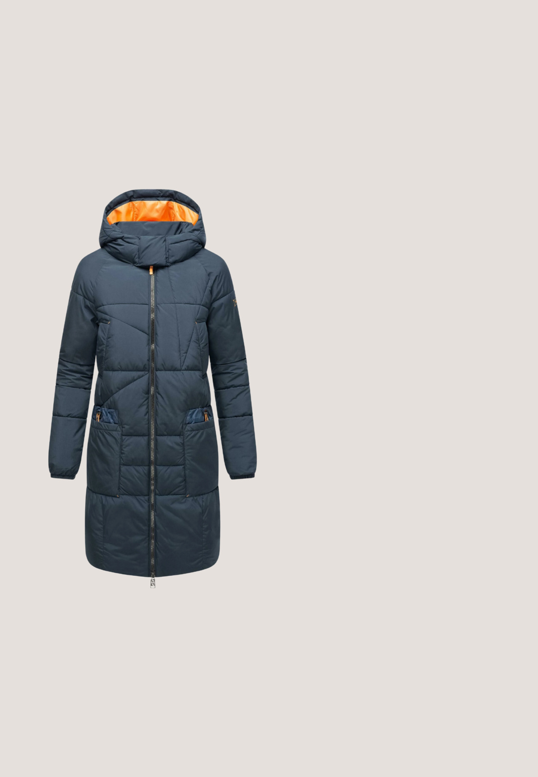 Marineblå puffjakke med hætte, der har en orange foering, frontlynlås, to sidelommer og et quiltet design med geometriske mønstre.; Mørkeblå strikket sweater med et kabelmønster, rund halsudskæring og lange ærmer med ribbede manchetter og kant. Subtil logoaccent.; Mørkegrøn ribbet langærmet turtleneck skjorte med lille broderet emblem på venstre bryst, vist på en hvid baggrund.; Slanke jeans lavet af mørkeblå denim, med en mellemhøj talje, fem lommer og kontrasterende syninger. Glat tekstur med en let stræk.; Rieker Vinterstøvler - bleu; Stor mørkeblå polstret totebag med glatte læderforlommer, to håndtag og en justerbar skulderrem med et rundt sort logomærke.