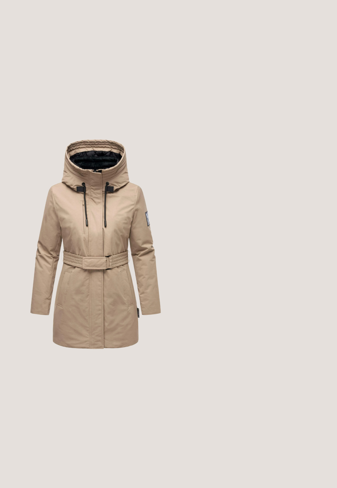 Beige langærmet jakke med hætte, indsnøret talje og sidelommer. Har mørke snore og en struktureret inderside.; Beige sweatshirt med ribbet manchetter og kant, med sort tekst: "SEEK NEW PLACES" og mindre ord "COLLECTING STORIES" nedenunder.; Beige kortærmet hoodie med fronttekst "SUN knows THE WAY" i sorte bogstaver, tekstureret stof og et mærke med teksten "Cecil" indeni kraven.; Sennepsfarvede joggers lavet af blødt materiale, med elastisk talje og snøre, sidelommer og ribbede manchetter ved anklerne.; Beige atletisk sko med tekstureret overdækning, snørebånd og støttende hælkappe, hviler på en træoverflade, sat mod grønne planter.; Beige nylon crossover taske med en rund form, top lynlåslukning og en aftagelig rem. Har et lille logo på siden.