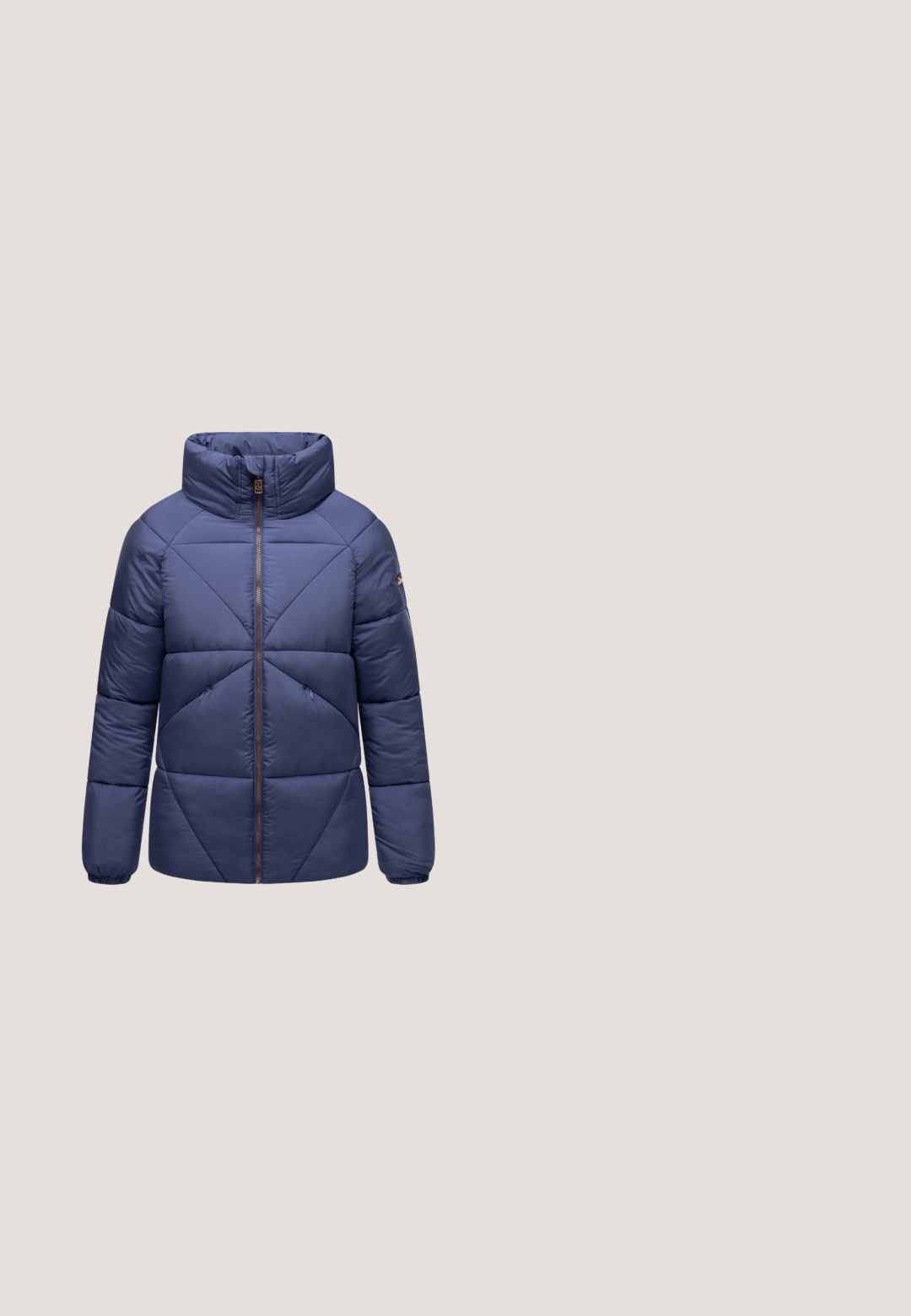 Veste matelassée bleu marine avec un col haut, des coutures diagonales, une fermeture éclair à l'avant et des poignets élastiques. Texture lisse avec des sections matelassées.; Pull à col roulé surdimensionné beige clair, en matière tricotée douce. Présente des poignets et un ourlet côtelés, avec un design simple et épuré.; Haut à manches longues blanc en coton doux. Il présente un col rond et une coupe ajustée sans motifs ni accents visibles.; Jeans en denim bleu clair avec une coupe droite, cinq poches et des coutures contrastées. Le tissu semble légèrement usé.; Baskets basses beige et blanches avec accents en suède, fermeture à lacets, et semelle en caoutchouc naturel, vues de profil extérieur sur fond blanc.; Sac en cuir tan avec un design incurvé, doté d'une fermeture éclair et d'une bandoulière ajustable. Texture lisse, détail de marque minimaliste.