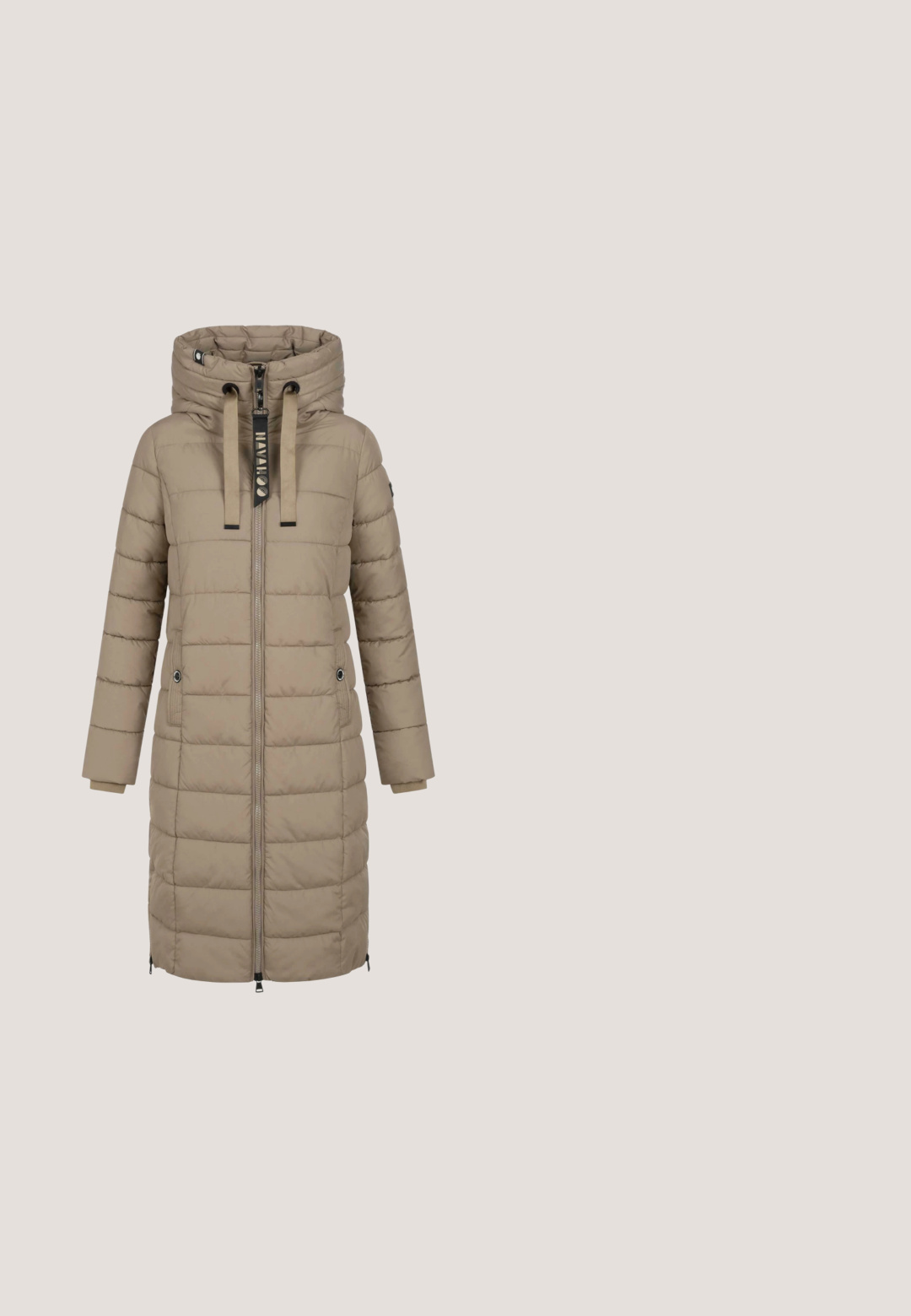 Manteau rembourré beige avec capuche, fermeture éclair à l'avant et poches latérales. Présente des sections matelassées et des poignets élastiques. Tissu lisse et durable.; Pull à col roulé en tricot marbré beige et brun clair avec motifs torsadés et une petite étiquette de marque brune sur le côté inférieur.; Haut à manches longues couleur beige clair, fabriqué en tissu doux avec une texture lisse. Il présente un col arrondi et une coupe ajustée. Aucun motif ni accent visible.; Jean skinny de couleur gris foncé, en denim avec une texture subtilement délavée. Comprend des poches avant, une braguette à fermeture éclair et des passants de ceinture.; Bottine en cuir marron avec un col en fourrure, laçage à l'avant, fermeture éclair sur le côté et semelle en caoutchouc texturée. Talon de 2,5 pouces avec un logo embossé.; Sac fourre-tout en cuir marron avec deux poignées, une bandoulière amovible, et un détail logo rose. Texture lisse, forme effilée, et accents en métal argenté.