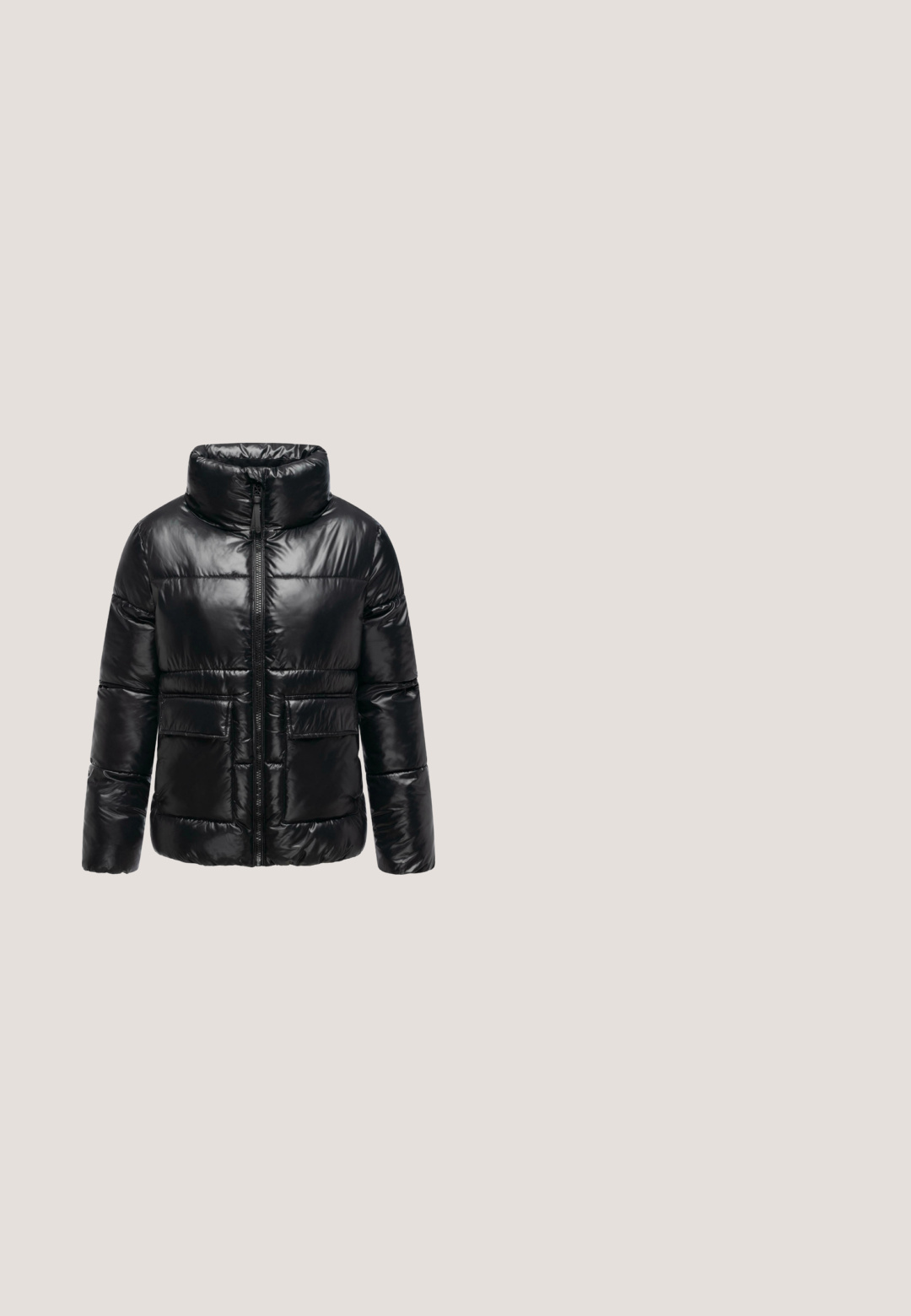 Sort pufferjakke med høj krave, lynlås foran og to forlommer. Har en blank overflade og quiltet design.; Sort cardigan lavet af blødt, struktureret stof, med en rund halsudskæring, lange ærmer og metalliske knaplukninger ned foran.; Sort bomulds T-shirt med korte ærmer, rund hals, med en lille hvid hjertebroderi på venstre bryst. Blød tekstur, afslappet pasform.; Sorte joggingbukser med elastisk talje, tapered ben og en glat, blød tekstur. Enkel, funktionel design uden yderligere accenter.; Tamaris SNEAKER - Sneakers - black leather; Sort crossbodytaske med lynlåslomme foran, farverig perlenøgle ring og justerbar strop, mærket "Suri Frey" foran.