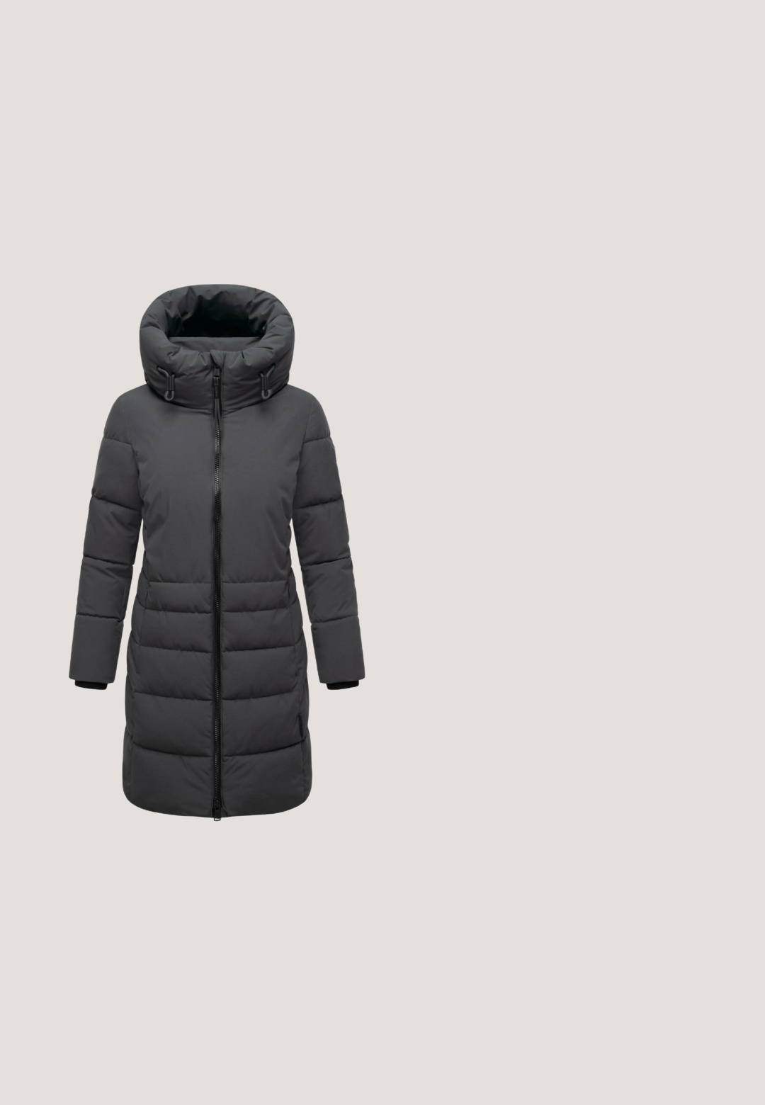 Manteau d'hiver matelassé noir long avec col haut, cordons de serrage ajustables, fermeture éclair sur toute la longueur à l'avant et manches longues.; Haut à capuche gris en coton, équipé d'une capuche avec cordon de serrage, de manches longues, de poignets côtelés et d'un ourlet. Design uni sans motifs.; T-shirt en coton gris, manches courtes, encolure ronde, texture douce, coupe régulière, design uni sans motifs ni accents.; Pantalons de survêtement noirs en tissu mélangé de coton, avec une taille élastique à cordon, des poches latérales et des poignets fuselés.; Baskets Pepe Jeans noires, grises et argentées avec lacets à l'avant, semelle blanche épaisse et semelle extérieure en caoutchouc texturée, vues de côté.; Sac fourre-tout noir en tissu matelassé, doté de deux larges poignées, d'une poche avant et d'une étiquette portant l'inscription "STUDIO BERLIN". Texture lisse.