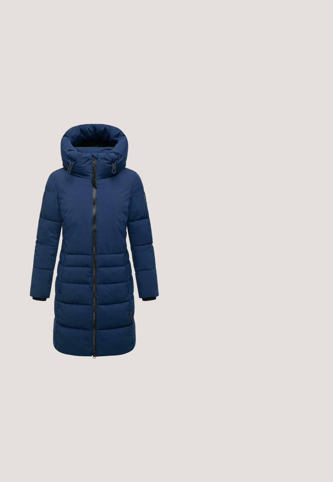 Marineblauer, langes, gepolstertes Wintermantel mit hohem, gepolstertem Kragen, durchgehendem Reißverschluss und seitlichen Taschen, entworfen für kaltes Wetter.; Oxmo OMAYA - Sweatshirt - insignia blue; Hellblaues T-Shirt mit kurzen Ärmeln, weißem rundem Ausschnitt und geradem Saum.; Dunkelblaue Jogginghosen aus weichem, dehnbarem Material. Sie verfügen über einen Kordelzugbund, Seitentaschen und schmal zulaufende Beine mit gerippten Bündchen.; Hellblauer Wildleder-Sneaker mit weißer Sohle und Schnürsenkeln, silbernem Fersenakzent und strukturiertem Gummiprofil, seitlich auf weißem Hintergrund dargestellt.; Fritzi aus Preußen HOBO  - Handtasche - blue