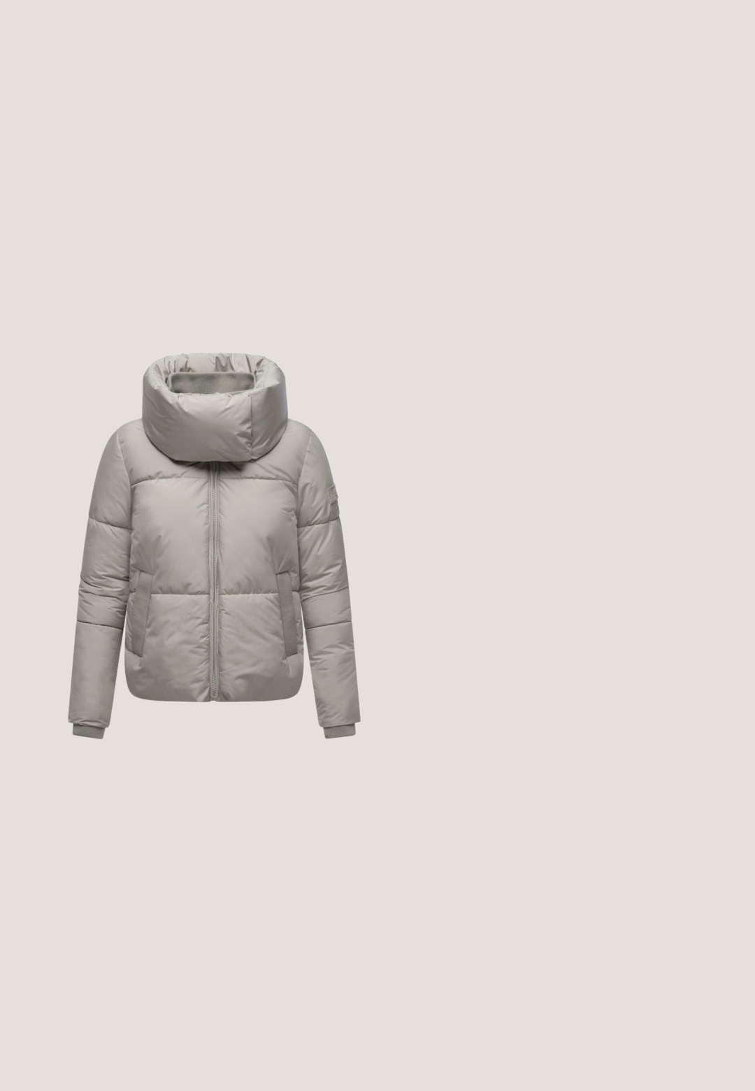 Veste rembourrée grise clair avec col montant, fermeture éclair sur toute la longueur, manches longues et deux poches latérales avec des poignets côtelés.; Hoodie zippé gris en tissu doux et texturé. Il dispose d'une capuche avec cordon de serrage et de deux poches avant. Les poignets et l'ourlet sont côtelés.; Haut à col montant à manches longues gris clair, fabriqué en tissu doux. Il présente une coupe décontractée et un design minimaliste avec des détails de couture subtils.; Pantalons de survêtement gris en tissu doux, dotés d'une taille élastique avec cordon de serrage, de jambes fuselées et de poignets côtelés aux chevilles.; Baskets à enfiler gris clair avec une tige en maille, un col rembourré et une semelle blanche texturée dotée de rainures pour l'adhérence.; Trousse en tissu gris clair avec une poche avant et une fermeture éclair sur le dessus, forme rectangulaire et motif texturé subtil.