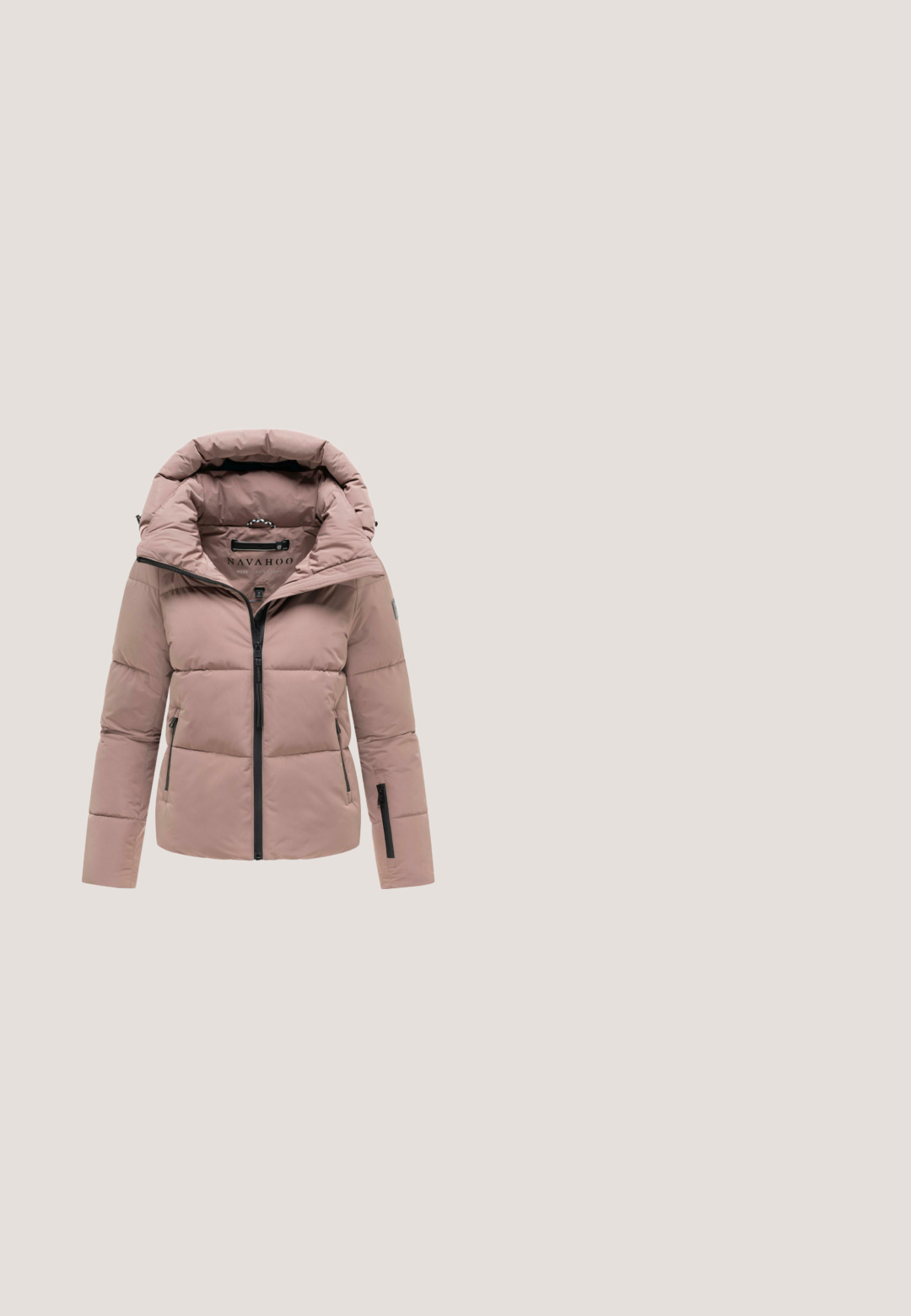 Lys mauve polstret vinterjakke med høj krave, forreste lynlås, lynlåslommer i siden og lynlåslomme på ærmet.; Rosa hættetrøje med snoretræk, der har en struktureret overflade, ribbede manchetter og et lille brunt logo detalje på siden.; Lyserøde yoga bukser med høj talje med tætsiddende pasform over lårene og let udvidede ben, vist på en hvid baggrund.; Lyserød atletik sneaker med hvid tekstureret sål, mesh-overdel, snørebånd foran og metallisk gulddetalje nær hælen.; Blød pink skuldertaske i holdbart stof, lynlåslukning, justerbar rem, buet design, diskret logo-prægning, glat tekstur.; Sølvsmykkearmbåndet har tre rosa ædelsten, runde og ovale, med en klipslås og justerbar længde.