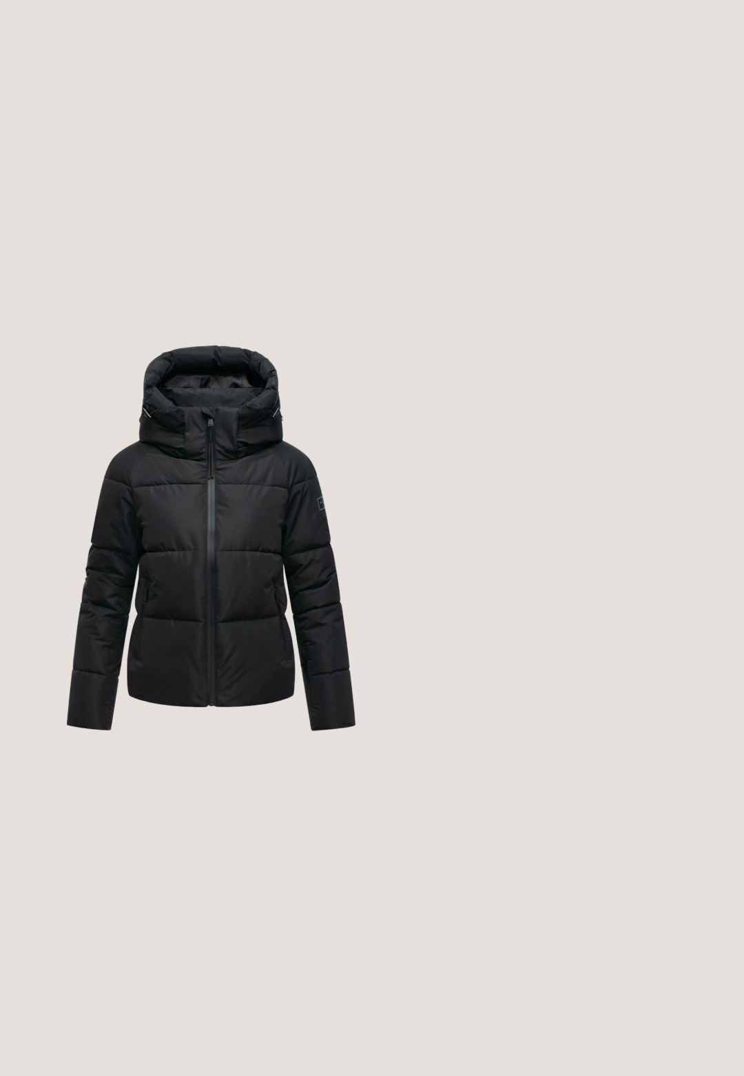 Zwarte pufferjack met een hoge kraag en afneembare capuchon. Bevat een ritssluiting aan de voorkant, een doorgestikt ontwerp met zichtbare stiksels en zijzakken.; Grijze fleecepullover met hoge kraag, vooraan half-rits en zijzakken. Zachte, gestructureerde stof met een subtiele glans. Voorzien van merkaccent.; Zwarte geribbelde coltrui van stretchy stof, met lange mouwen en een aansluitend ontwerp, voorzien van subtiele merkvoering op de borst.; Zwarte high-rise skinny jeans met een knoop aan de voorkant en zakken, weergegeven op een witte achtergrond.; Zwarte leren enkelboot met een ronde neus, vetersluiting aan de voorkant, gevoerde kraag en een gestructureerde rubberen zool voor grip.; Zwarte schoudertas gemaakt van duurzaam materiaal. Kenmerken zijn een textuur oppervlak, een ritssluiting en een merkpatch. Inclusief verstelbare band.