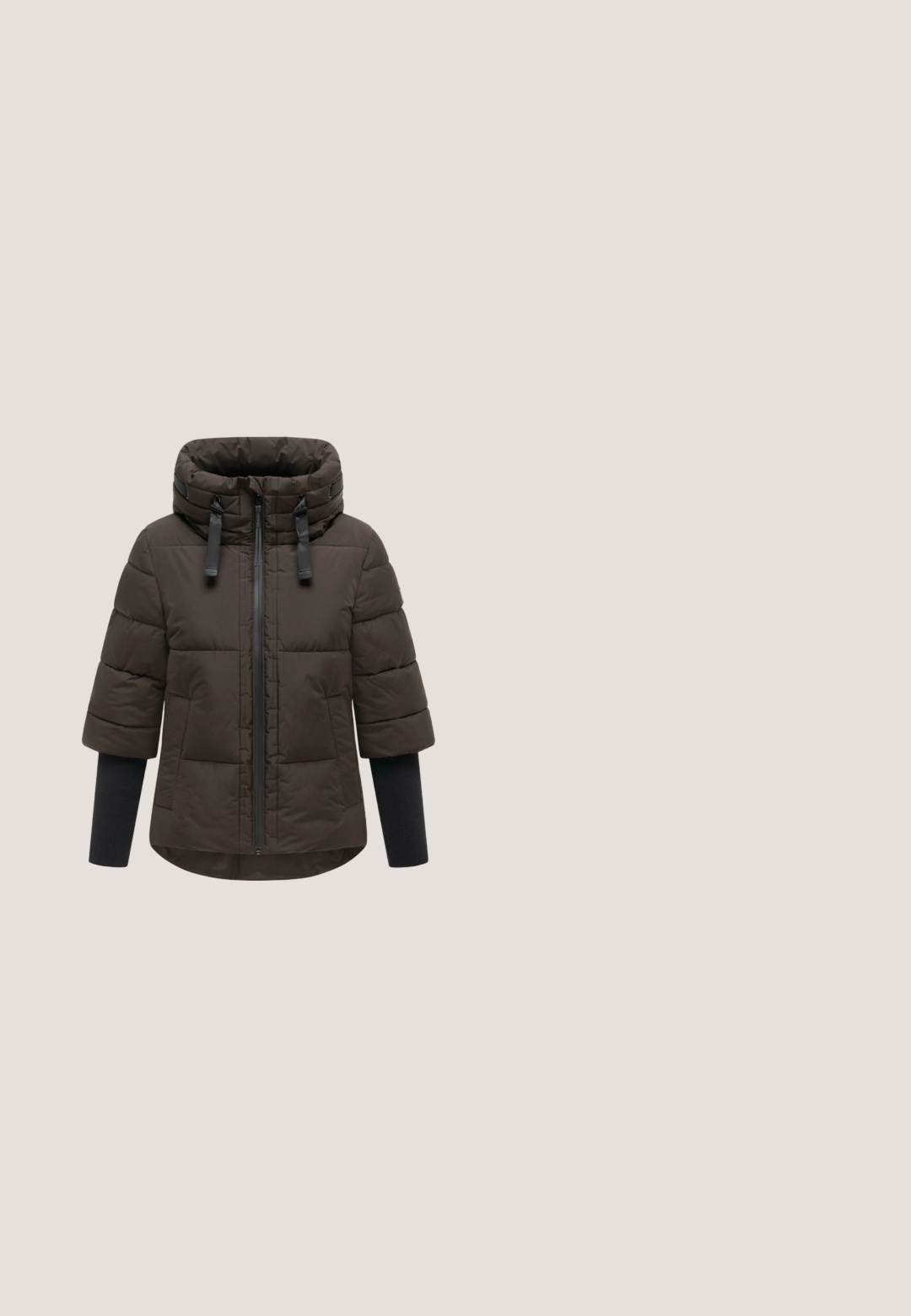 Veste courte matelassée marron foncé avec un col montant, une fermeture éclair devant, deux poches devant et de longues extensions de manches côtelées noires.; Pull en polaire marron avec un col zippé mi-haut, des manches longues et une texture lisse. Design simple sans embellissements visibles.; Haut violet à manches courtes avec un col rond, présentant un ourlet froncé et une texture de tissu lisse. Design simple et ajusté sans motifs.; Leggings marron taille haute avec une texture lisse, dotés d'une ceinture tricotée portant le logo "SMIMS" en blanc, coupe ajustée, longueur totale.; Botte marron jusqu'au milieu du mollet avec semelle épaisse, fermeture éclair sur l'avant, dessus en tissu et languette à l'arrière, conçue pour une utilisation extérieure.; Grand sac cabas souple marron avec deux poignées et cordons latéraux, avec le logo DEHA au centre devant.