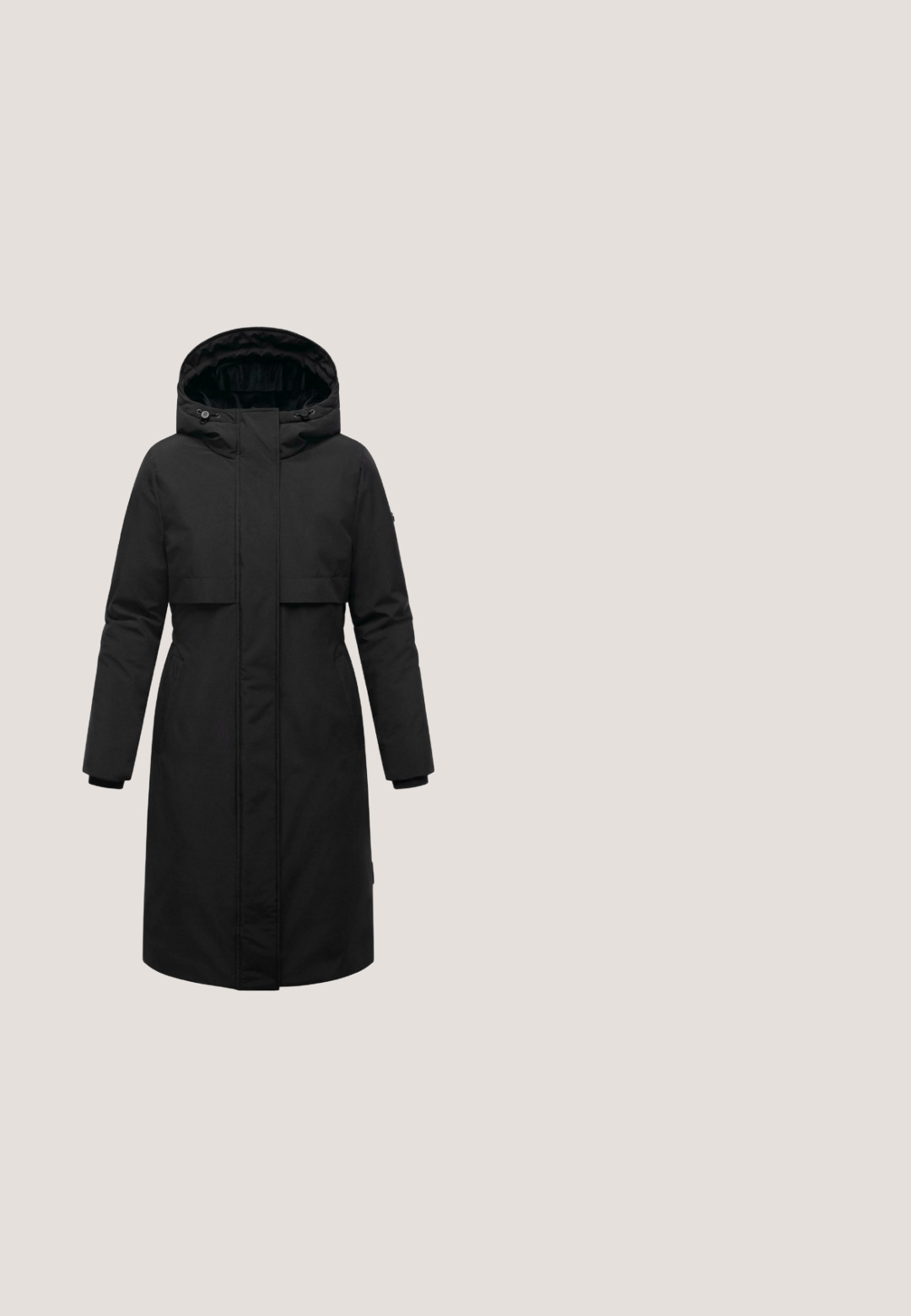 Schwarze, knielange Parka mit Kapuze, Reißverschluss und zwei Vordertaschen. Verfügt über eine glatte Außenseite und ein weiches Innenfutter.; Blauer Fleece-Pullover mit schwarzem Einsatz, Halbreißverschluss-Kragen, Fronttasche und einem Etikett mit der Aufschrift "MIT ENGAGEMENT ENTWORFEN". Weiche Textur.; Schwarzer gerippter Rollkragenpullover mit langen Ärmeln und taillierter Passform. Weicher Stoff, dezenter Stretch und ein Etikett an der unteren Seite.; Schwarze Schlagjeans aus Denim, mit hoher Taille, Fünf-Taschen-Design und einem Knopf- sowie Reißverschluss vorne.; Schwarze Leder-Stiefeletten mit abgerundetem Zeh, Schnürung mit sechs Metallösen und einer stabilen, strukturierten Gummisohle.; Schwarze und graue Leder-Schultertasche mit diagonalem Streifenmuster und einem breiten Träger.