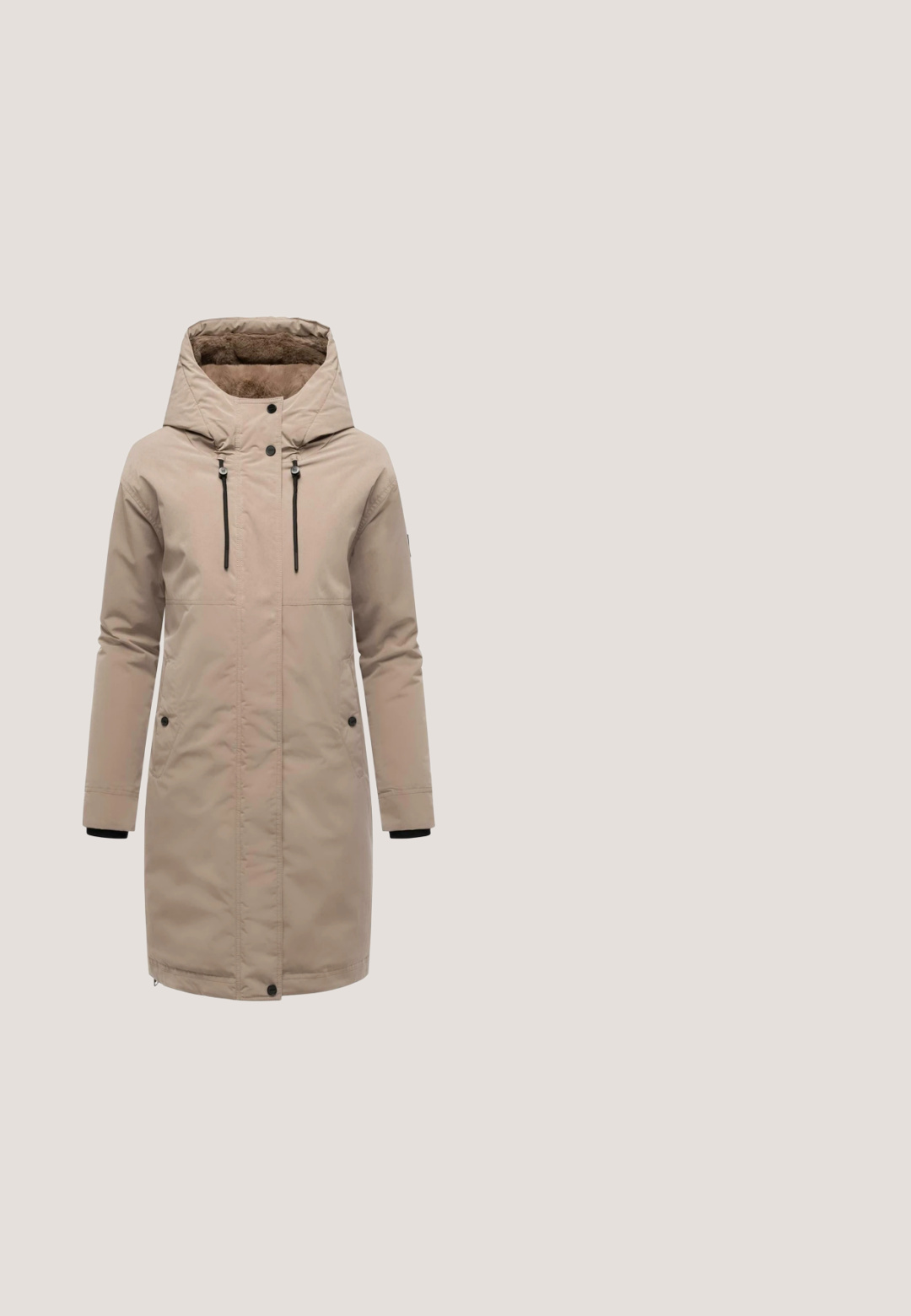 Beige lang frakke med en pelset hætte, to frontlommer, snoretræk, sorte detaljer og et let struktureret ydermateriale.; Cremefarvet sweater med marineblå vandrette striber, ribbet tekstur og rund halsudskæring. Har lange ærmer og en lige kant.; Slank jeans i mørkeblå denim med en glat tekstur, der har et klassisk fem-lomme design, bæltesløjfer og en frontlynlås.; Lyserøde ruskinds-sneakers med en struktureret overdel, hvid sål og en lynlåsdetaile på siden for nem påtagning. Letvægtsdesign med gummigreb.; Lyserød lædertaske til tværgående bæltet med lynlås, rektangulær form, dekorativ syning, justerbar rem og hardware i sølvfarve.; Guldhalskæde med fine led og små perler med mellemrum. Karabinhage med en forlængerkæde for justerbar længde.