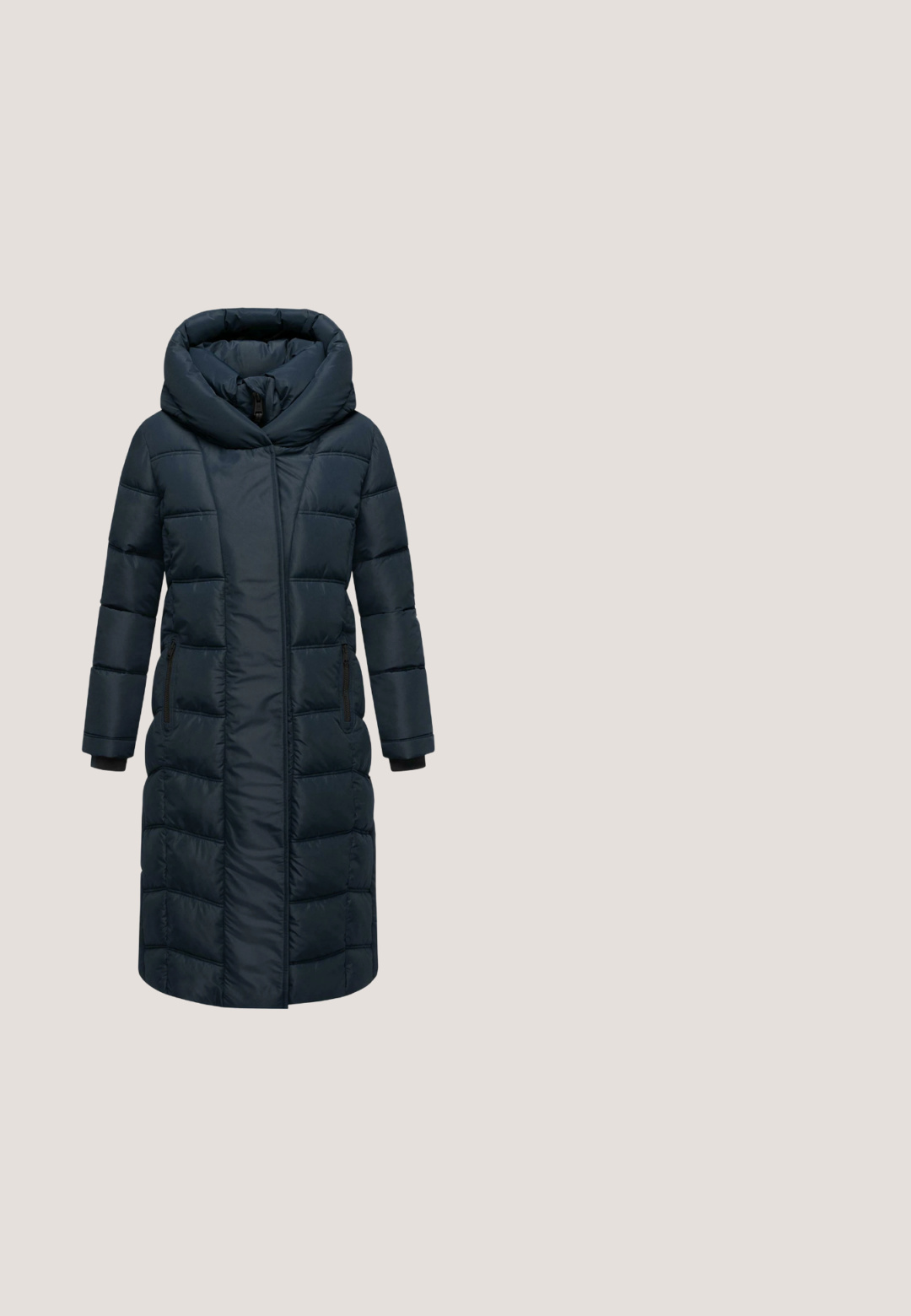 Marineblå polstret jakke med høj krave og hætte, med lynlås foran og sidelommer. Glat, let materiale med quiltet design.; Marineblå strikket sweater med høj ribbenkrave, der har et kabelstrik mønster og et lille brunt læderlogo ved kanten.; Blå strikket trøje med korte ærmer, kabelmønster og ribbet kant og ærmekanter, med rund halsudskæring.; Blå denim flare jeans med en mid-rise talje, har stikninger, to frontlommer og en baglomme.; Marineblå ruskinds sneaker med hvide detaljer, struktureret overflade og en dekorativ lynlås. Har en tyk gummisål og snørebåndsfront.; Marineblå syntetisk håndtaske med en lynlåslomme foran, brune detaljer, justerbar skulderrem og sølvhardware. Glat tekstur, kompakt design.