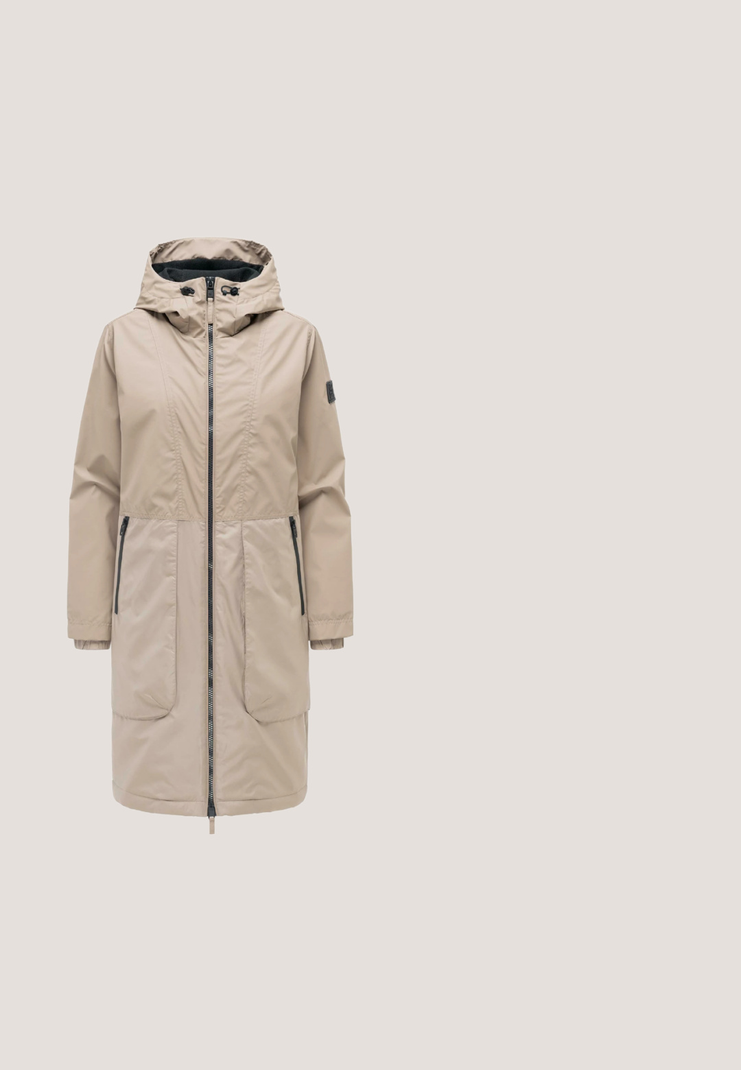 Beige lange damesjas met capuchon, voorzien van een ritssluiting aan de voorkant, twee ritszakken aan de zijkant, elastische manchetten en een fleece voering aan de binnenkant van de capuchon.; Grijs-witte gestreepte trui met hoge hals, ribbelstructuur en verlaagde schouders. Bevat een contrasterende witte zoom en boorden.; Lichtgroene wijde broek met een elastische tailleband en verticale patroonstructuur, gemaakt van een zachte, ademende stof.; Lichtgrijze suède sneakers met witte rubberaccenten, featuring drie witte strepen en een gumsole, gedragen met witte sokken op een blauwe achtergrond.; Zwarte leren schoudertas met een gebogen ontwerp, afneembare schouderriem en subtiele stikdetails. Glad oppervlak en minimale hardware.; Fijn zilveren ketting met een hanger in de vorm van het oneindigheidssymbool, versierd met kleine ronde kristallen en uitgerust met een sluiting met karabijnhaak.