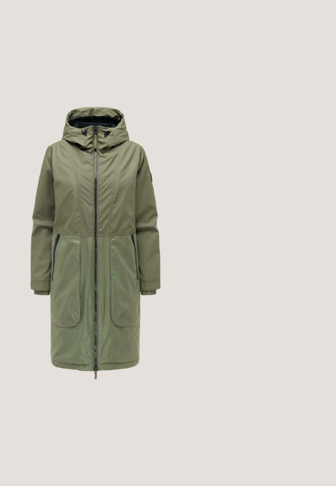 Abrigo largo verde oliva con capucha, cremallera frontal y dos bolsillos laterales con cremallera, mostrado sobre un fondo blanco.; Sudadera gris claro hecha de una tela suave con un bolsillo frontal. Presenta texto en cursiva y acentos de flores en la zona del pecho.; Camiseta de algodón color crema con un diseño gráfico de manos negras y elementos rosas, con el texto "BRILLA FUERTE" en la parte superior y un patrón geométrico.; Pantalones cargo ligeros y holgados en gris claro con un patrón tie-dye. Cuentan con cintura elástica, dos bolsillos laterales y dobladillos con puño.; Zapatilla deportiva con parte superior de cuero en tonos beige y rosa claro con detalles de ante, puntera redonda, cierre de cordones blanco y suela de goma texturizada.; Neceser gris claro de Reebok con dos compartimentos con cremallera y una correa de mano lateral sobre fondo blanco.